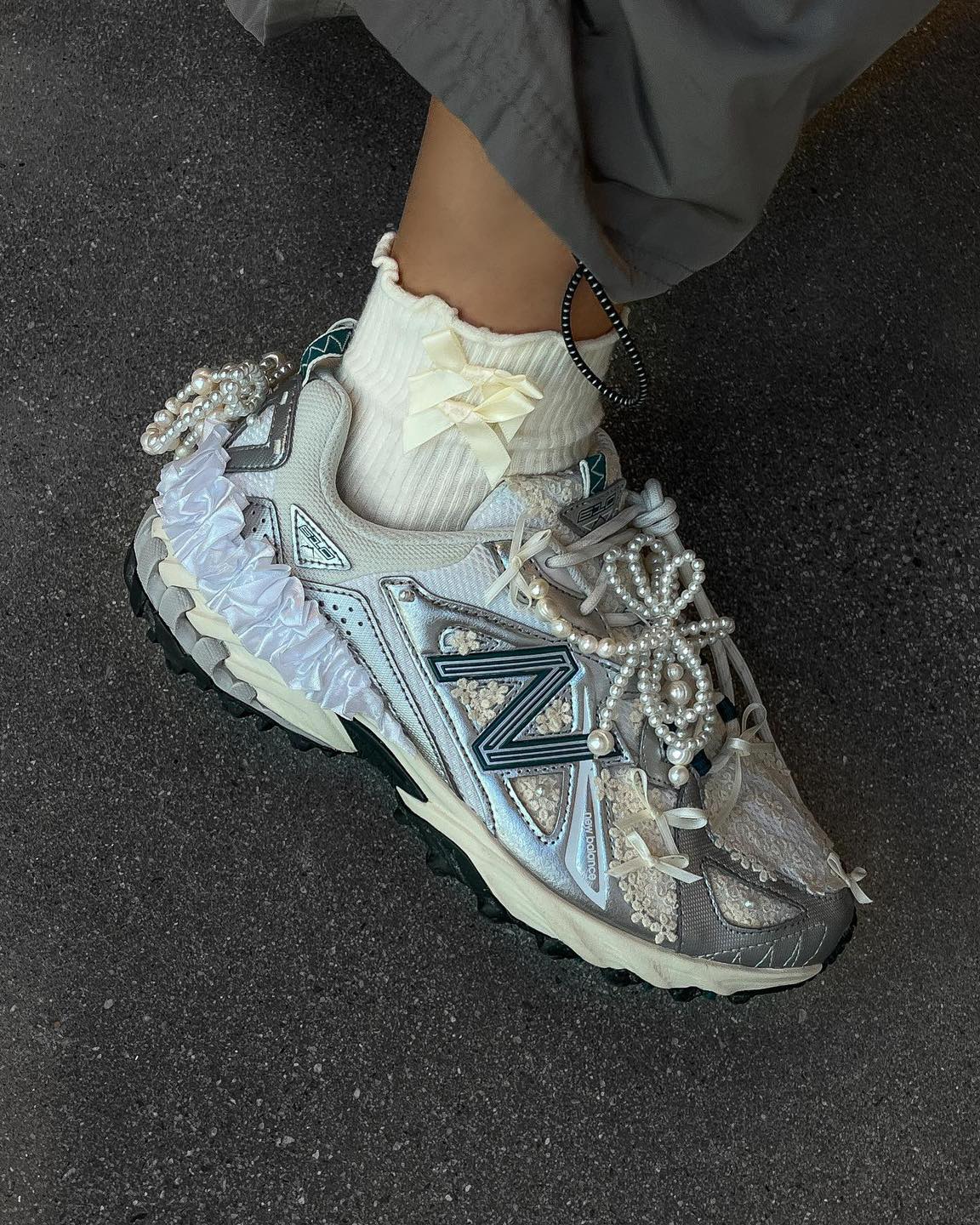 세상에 하나뿐인 커스텀 슈즈👟✨

이탈리아 출신의 풋웨어 커스텀 디자이너 카테리나 몽길로(Caterina Mongillo)는 2000년대에 자신의 유년 시절 추억을 담아 반스 뉴스쿨에 큐빅 벨트를 독창적으로 커스텀하며 큰 주목을 받았습니다.

물감으로 원하는 색상을 입히는 것은 기본이고, 레이스, 진주, 큐빅, 꽃 등 다양한 아이템에서 영감을 얻어 자신만의 독창적인 디자인을 창조합니다.

그녀가 만든 예술 작품들이 궁금한다면 지금 바로 슬라이드를 넘겨 확인해 보세요!🖼️ 이미지