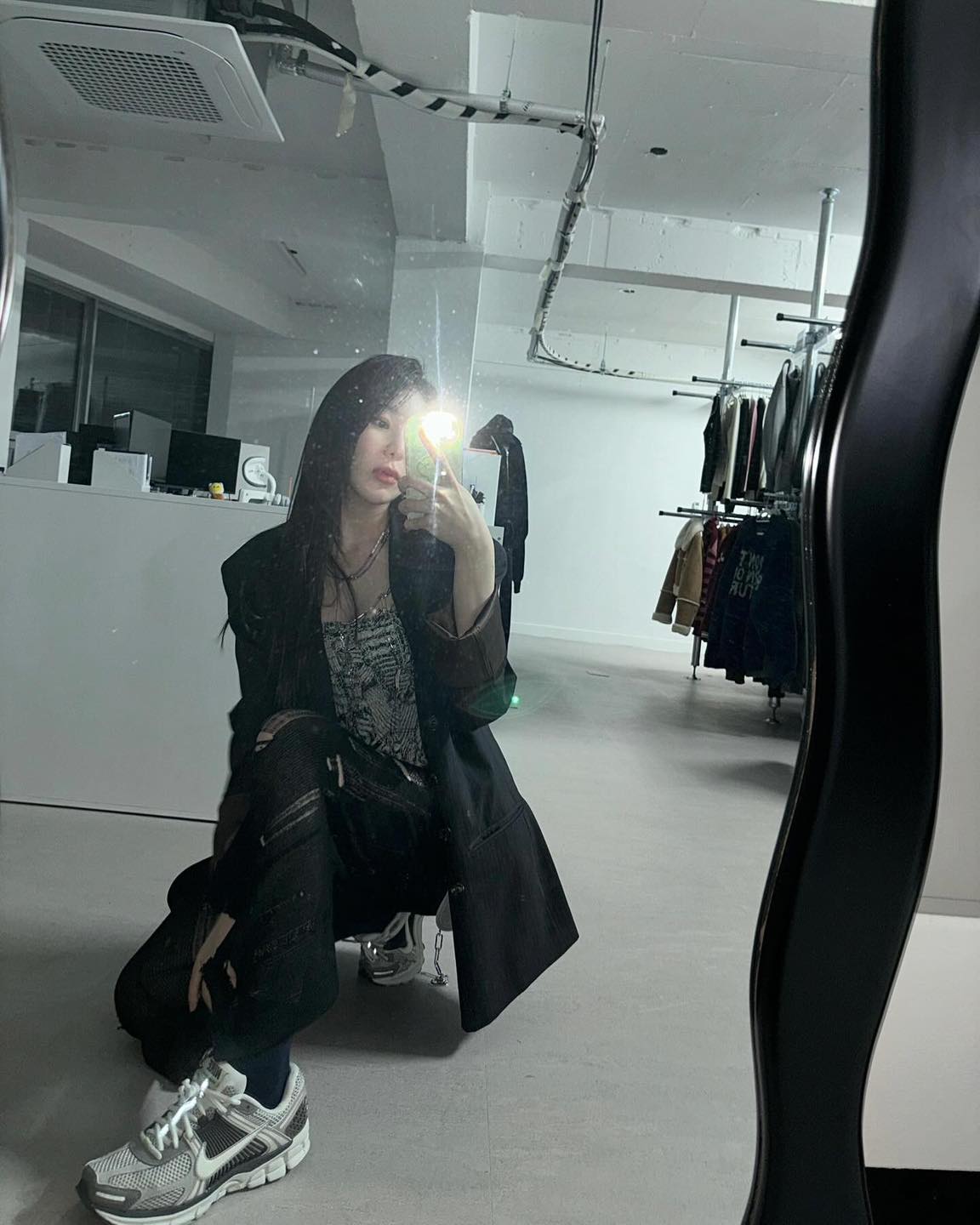 이채연의 힙한 포인트✔️@나이키
나이키 줌 보메로 5👟🩶 요즘 셀럽들이 즐겨 신는 운동화💯 이미지