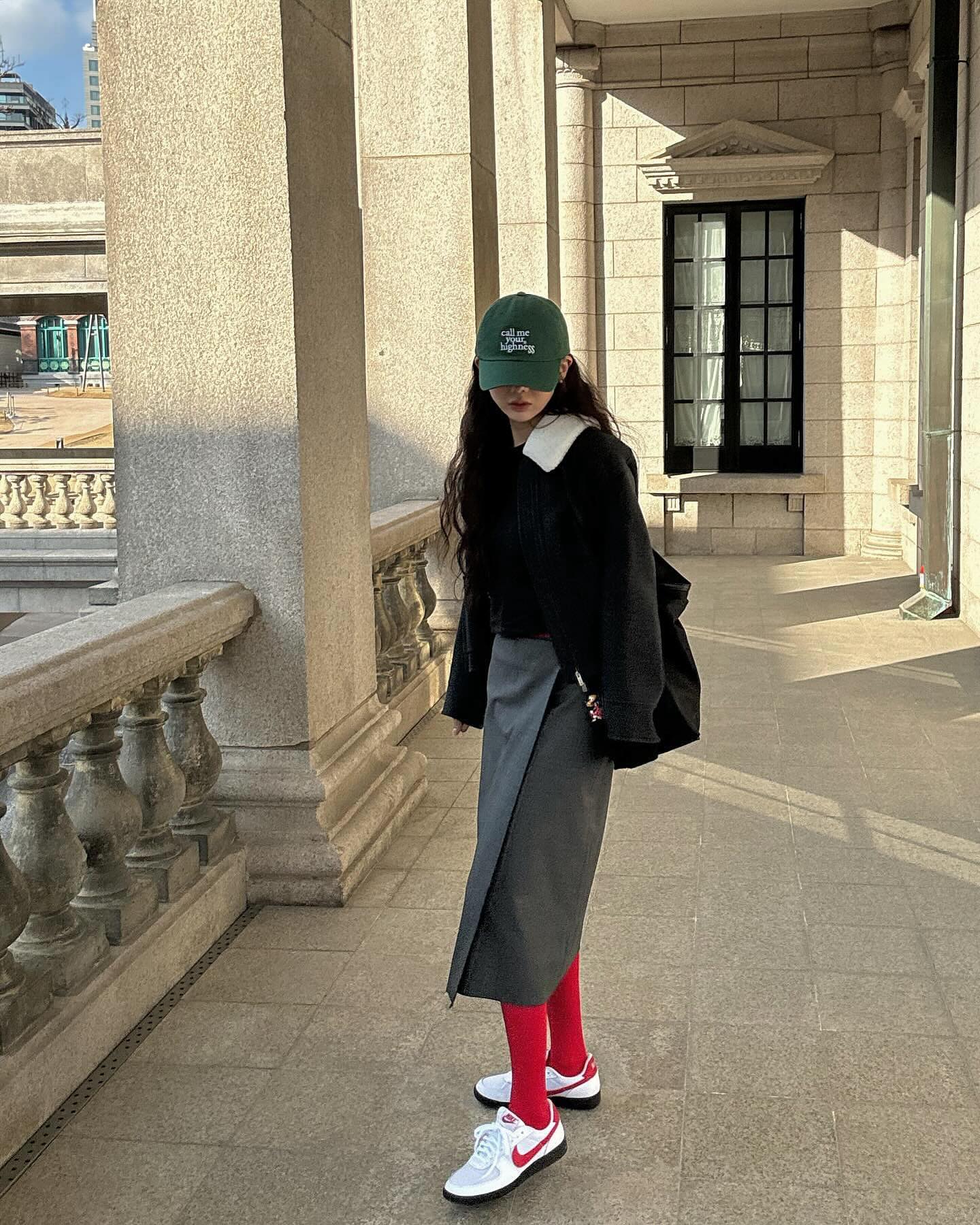 금새록, 박규영의 나이키 신상👟
깔끔한 디자인에 봄에 신기 좋은 레드 스우시 포인트❤️@사야돼

나이키 운동화 필드 제너럴 82 화이트/바시티 레드 모델이 이번 달 출시 예정입니다. 이번 모델은 1982년의 뿌리를 기념하는 디자인으로 제작되었는데요. 미국의 패션 브랜드 겸 편집샵인 유니온과의 협업하여 클래식한 실루엣에 새로운 해석을 더한 것이라고 하죠.

이번 필드 제너럴 82 모델명은 ‘FQ8762-100’이며 발매가는 $100라고 전해졌습니다. 🏷️ 이미지