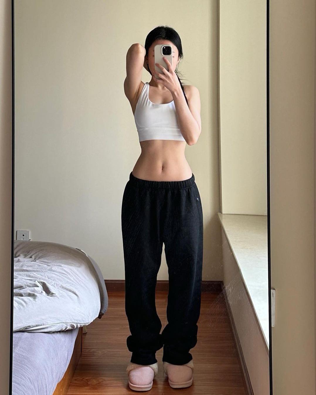 카일리제너의 힙한 스웻팬츠👻

카일리 제너가 만든 의류 브랜드 khy를 아시나요? 카일리는 2021년 스윔 에어 브랜드 ‘Kylie Swim’를 론칭했지만 터무니없이 비싼 가격에 비해 부실한 퀄리티로 론칭 반년 만에 접게 되었는데요. 이번 khy는 주변 유명 패션 인사들에게 많은 조언을 얻어 매 시즌 다양한 디자이너들과 협업 형태로 컬렉션을 선보이고 있습니다. 세 번째 드롭에서는 일상에서 입기 좋은 편한 홈웨어, 에슬레저 룩을 위주로 출시되었는데요. 스웻 팬츠와 집업의 색상은 레드, 화이트, 그레이, 블랙 4종이 있고 여유로운 핏으로 활동성 좋고 힙한 느낌을 연출할 수 있습니다. 

더 많은 제품들이 궁금하다면 khy의 인스타그램에서 구경해 보세요.😎 이미지2