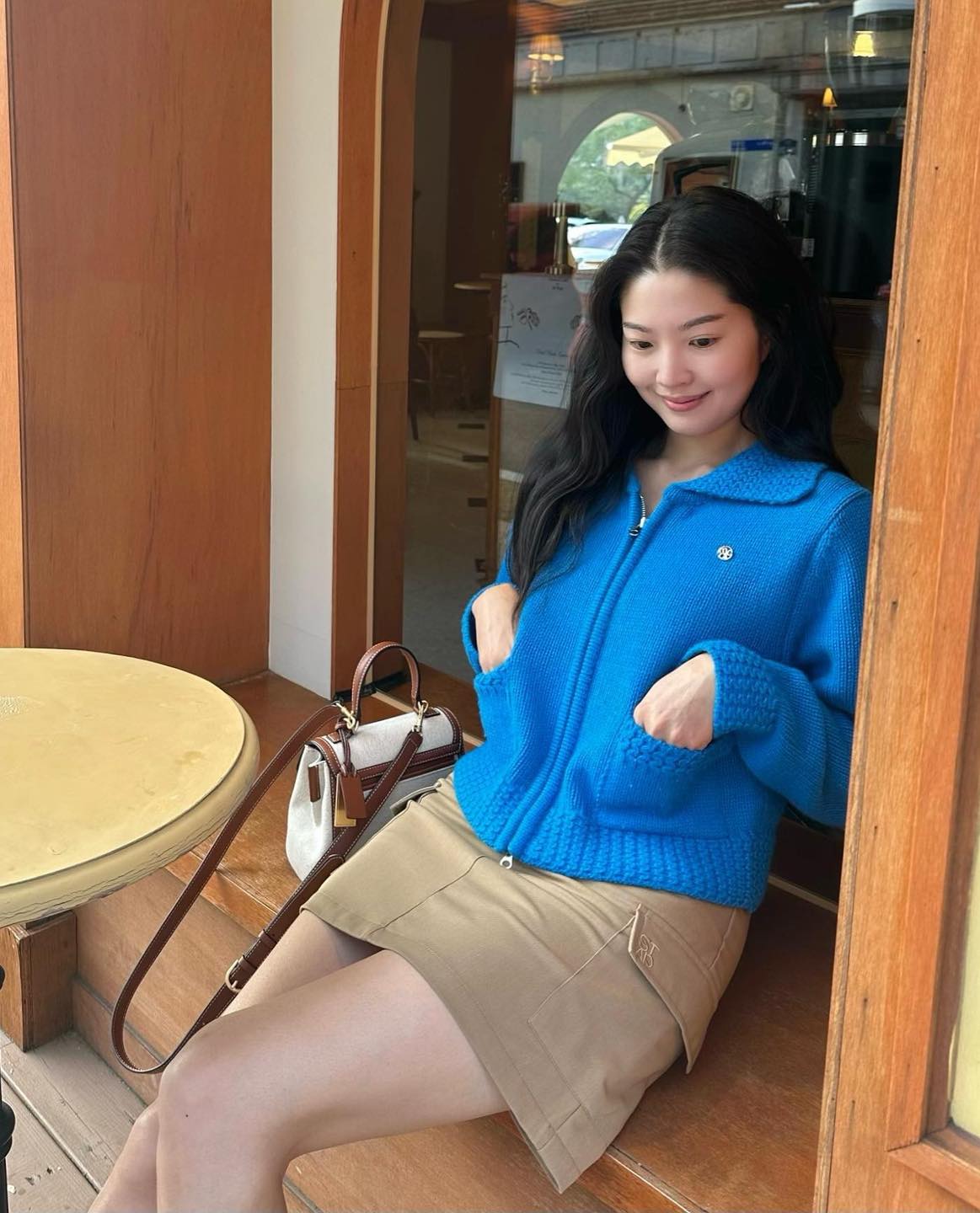 따뜻할 때 가디건에 미니스커트🩶 이미지