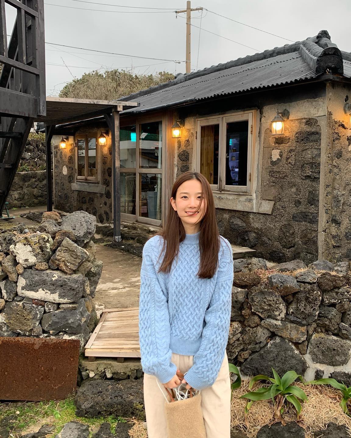 봄에는 산뜻한 하늘색니트 코디🩵 이미지