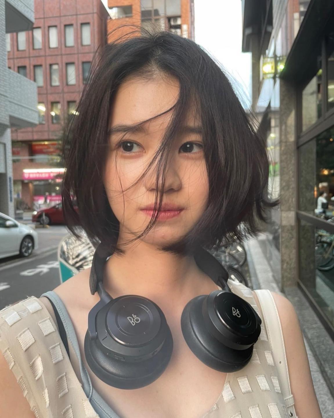 라이즈 Love 119 뮤비 여주🧡
일본 모델 미시마 히나🧒🏻뮤비에서 성찬이 장난치던 바로 그녀🎧

'Love 119' 뮤직 비디오의 여주인공으로 등장한 미시마 히나. 그녀는 170cm의 키와 특유의 베이비 페이스를 가진 모델로, 'POPEYE'나 'SPUR' 등의 유명 패션 매거진에서 활약하고 있는데요. 평소에 다양한 단발 스타일링을 즐기며 청순하면서도 힙한 데일리 룩으로 많은 사랑을 받고 있는 모델이죠.

그녀의 매력이 담긴 일상 사진들을 지금 바로 그녀의 인스타그램에서 확인해 보세요. 🖤 이미지6