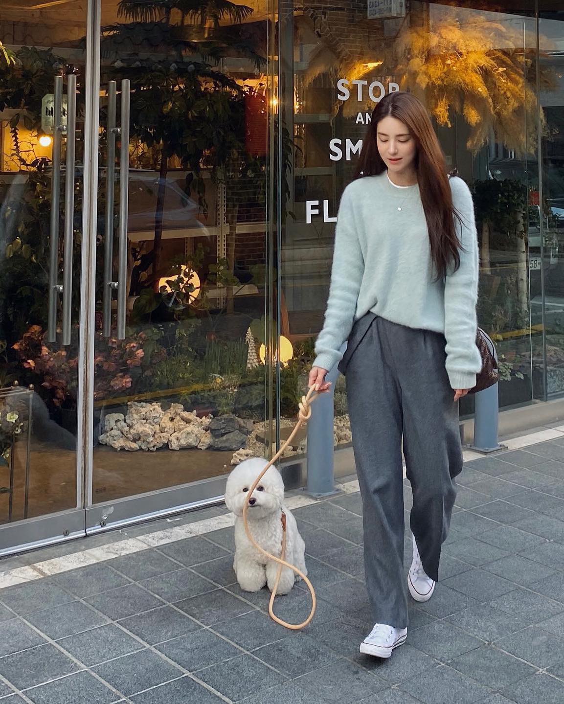 봄에는 산뜻한 하늘색니트 코디🩵 이미지5