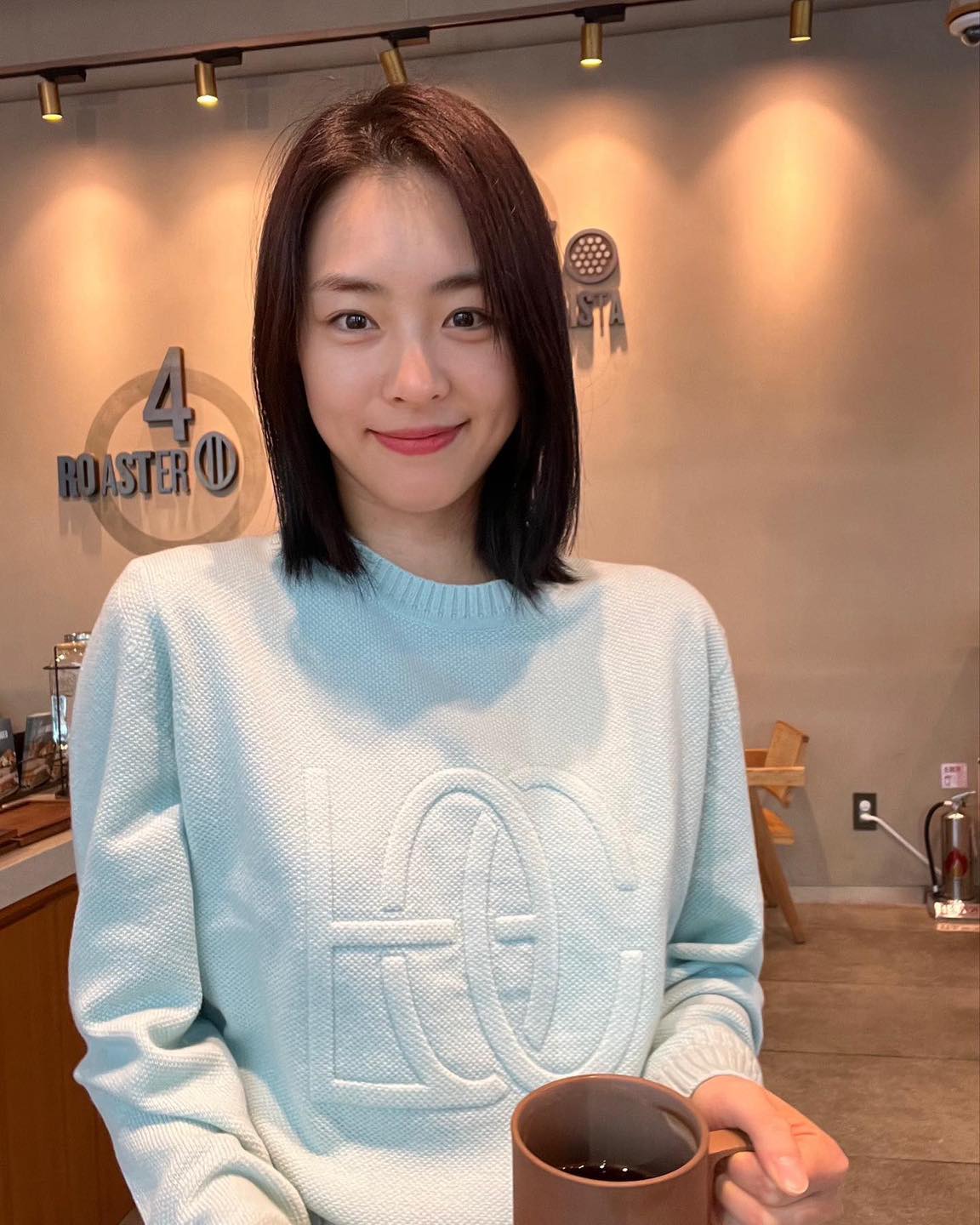 봄에는 산뜻한 하늘색니트 코디🩵 이미지
