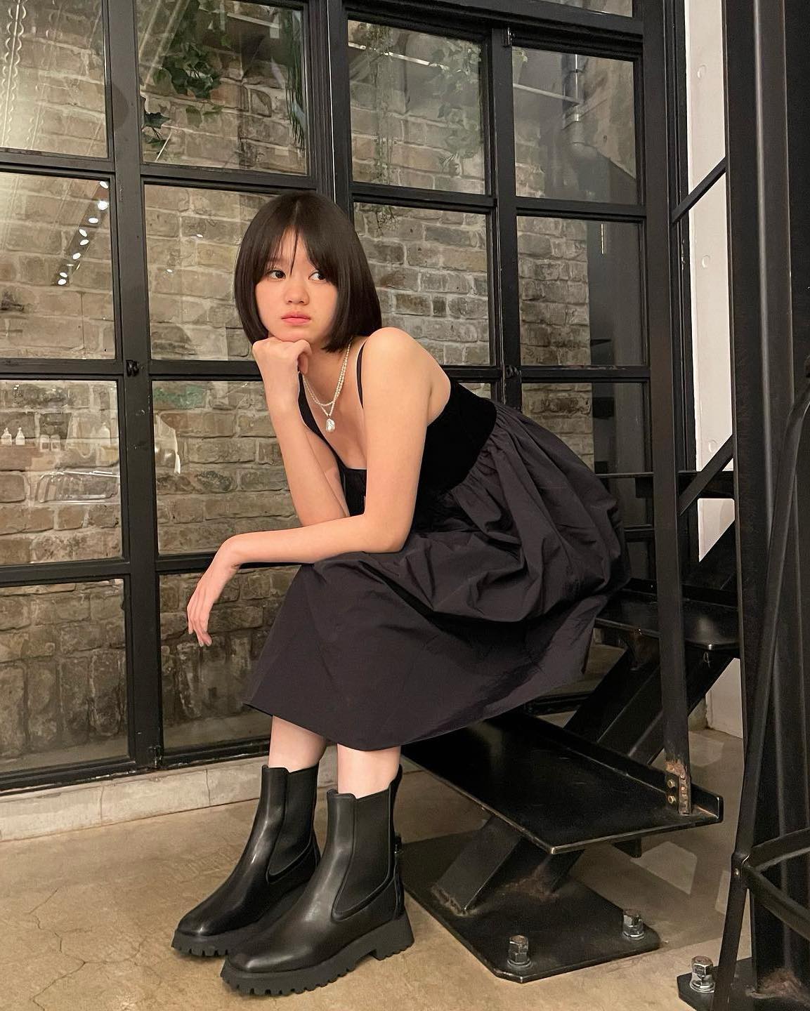 라이즈 Love 119 뮤비 여주🧡
일본 모델 미시마 히나🧒🏻뮤비에서 성찬이 장난치던 바로 그녀🎧

'Love 119' 뮤직 비디오의 여주인공으로 등장한 미시마 히나. 그녀는 170cm의 키와 특유의 베이비 페이스를 가진 모델로, 'POPEYE'나 'SPUR' 등의 유명 패션 매거진에서 활약하고 있는데요. 평소에 다양한 단발 스타일링을 즐기며 청순하면서도 힙한 데일리 룩으로 많은 사랑을 받고 있는 모델이죠.

그녀의 매력이 담긴 일상 사진들을 지금 바로 그녀의 인스타그램에서 확인해 보세요. 🖤 이미지3