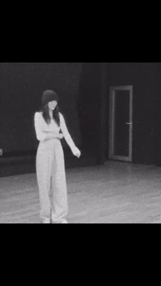 한소희가 추는 에스파의 드라마💜
화질구지에도 보이는 한소희의 귀여움☺️ 춤도 잘추잖아?🫢 이미지