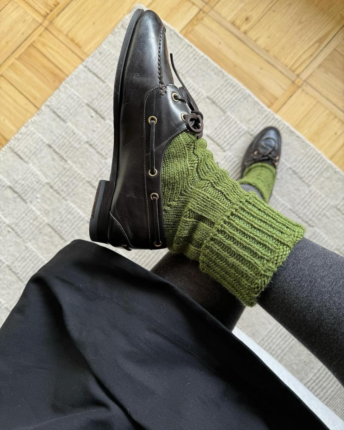 올봄 새로운 트렌드👀 보트슈즈
클래식하면서 캐주얼한 매력으로 로퍼 대신 신기 좋은 아이템👞

트렌드의 정점에 있는 미우미우의 24S/S 컬렉션에서 보트슈즈가 등장하며 모델들의 룩에서 많이 보이고 있는데요. 언뜻 보면 남자 신발 같지만 신고 있는 사진을 보면 로퍼와 비슷한 무드가 느껴집니다. 클래식한 디자인에 곡선 라인으로 부드러운 느낌을 줄뿐더러 활동적이고 캐주얼한 분위기를 연출할 수 있습니다. 

슬라이드를 넘겨 발리, 로에베, 미우미우, 팀버랜드의 보트슈즈를 확인해 보세요.✔️ 이미지