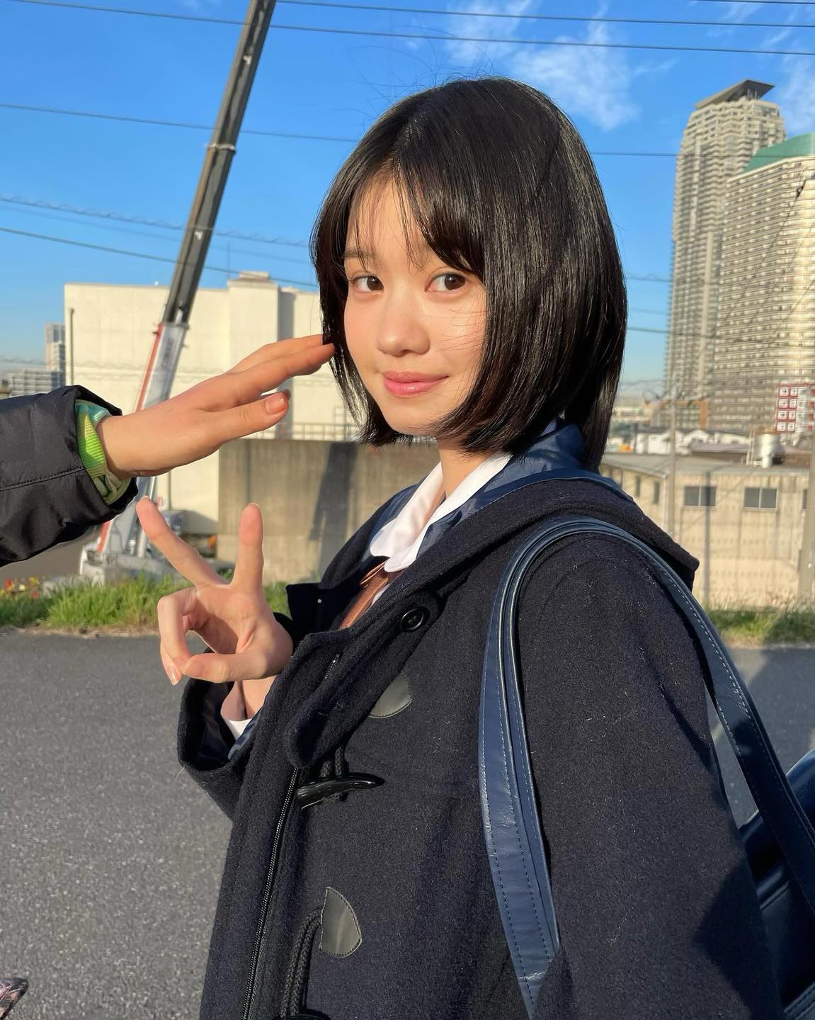 라이즈 Love 119 뮤비 여주🧡
일본 모델 미시마 히나🧒🏻뮤비에서 성찬이 장난치던 바로 그녀🎧

'Love 119' 뮤직 비디오의 여주인공으로 등장한 미시마 히나. 그녀는 170cm의 키와 특유의 베이비 페이스를 가진 모델로, 'POPEYE'나 'SPUR' 등의 유명 패션 매거진에서 활약하고 있는데요. 평소에 다양한 단발 스타일링을 즐기며 청순하면서도 힙한 데일리 룩으로 많은 사랑을 받고 있는 모델이죠.

그녀의 매력이 담긴 일상 사진들을 지금 바로 그녀의 인스타그램에서 확인해 보세요. 🖤 이미지4