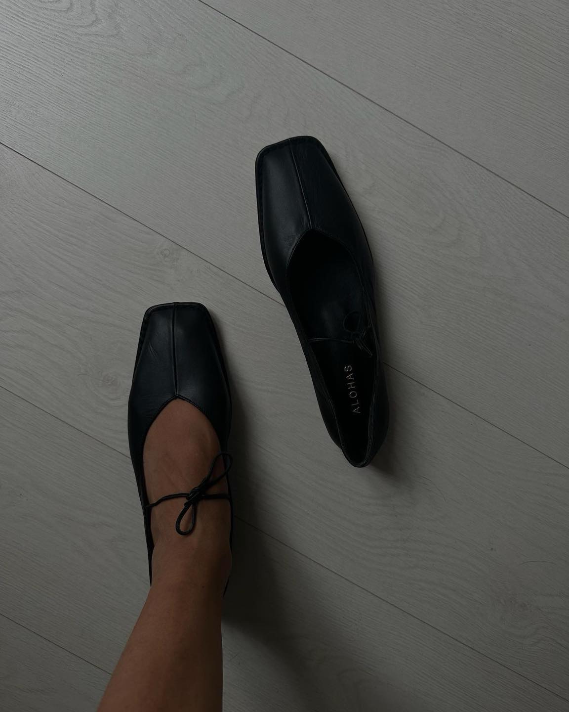 요즘 패피들은 @알로하스 신어❤️
스타일리시하고 트렌디한 디테일 가득한 플랫&부츠🥿👢

스페인 바르셀로나에서 탄생한 알로하스(Alohas)는 엣지있는 실루엣과 대담하면서도 세련된 디자인으로 유니크한 스타일을 선보이는 슈즈 브랜드입니다. 알로하스는 전통적인 에스파드류 수제 기법을 고수하며 스웨이드, 레더, 벨벳 등 다양한 소재를 활용하여 트렌디한 슈즈 컬렉션을 선보입니다.

알로하스의 슈즈는 뛰어난 디자인과 섬세한 장인 정신이 돋보이며, 편안한 착용감까지 더해져 해외 패션 인플루언서들의 사랑을 받고 있습니다. 특히, 전통적인 에스파드류 기법에 현대적인 디자인을 접목하여 유니크하면서도 스타일리시한 슈즈를 선보이는 점이 큰 인기를 얻고 있습니다.

1. Ballet Flats - Luke

2. Ballet Flats - Rosalind

3. Boots - East

4. Pumps - Lindy

5. Boots - Leo  이미지4