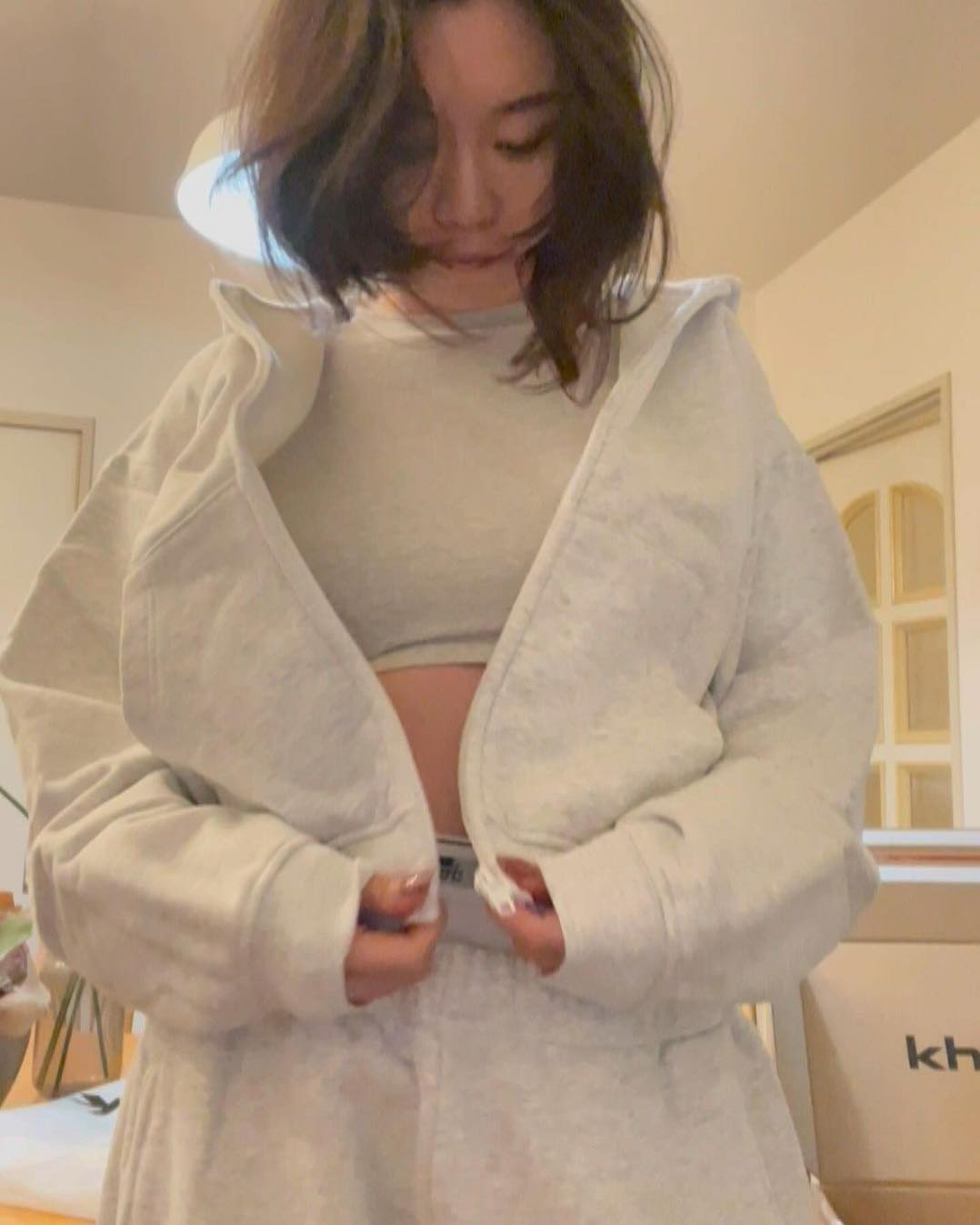 카일리제너의 힙한 스웻팬츠👻

카일리 제너가 만든 의류 브랜드 khy를 아시나요? 카일리는 2021년 스윔 에어 브랜드 ‘Kylie Swim’를 론칭했지만 터무니없이 비싼 가격에 비해 부실한 퀄리티로 론칭 반년 만에 접게 되었는데요. 이번 khy는 주변 유명 패션 인사들에게 많은 조언을 얻어 매 시즌 다양한 디자이너들과 협업 형태로 컬렉션을 선보이고 있습니다. 세 번째 드롭에서는 일상에서 입기 좋은 편한 홈웨어, 에슬레저 룩을 위주로 출시되었는데요. 스웻 팬츠와 집업의 색상은 레드, 화이트, 그레이, 블랙 4종이 있고 여유로운 핏으로 활동성 좋고 힙한 느낌을 연출할 수 있습니다. 

더 많은 제품들이 궁금하다면 khy의 인스타그램에서 구경해 보세요.😎 이미지4
