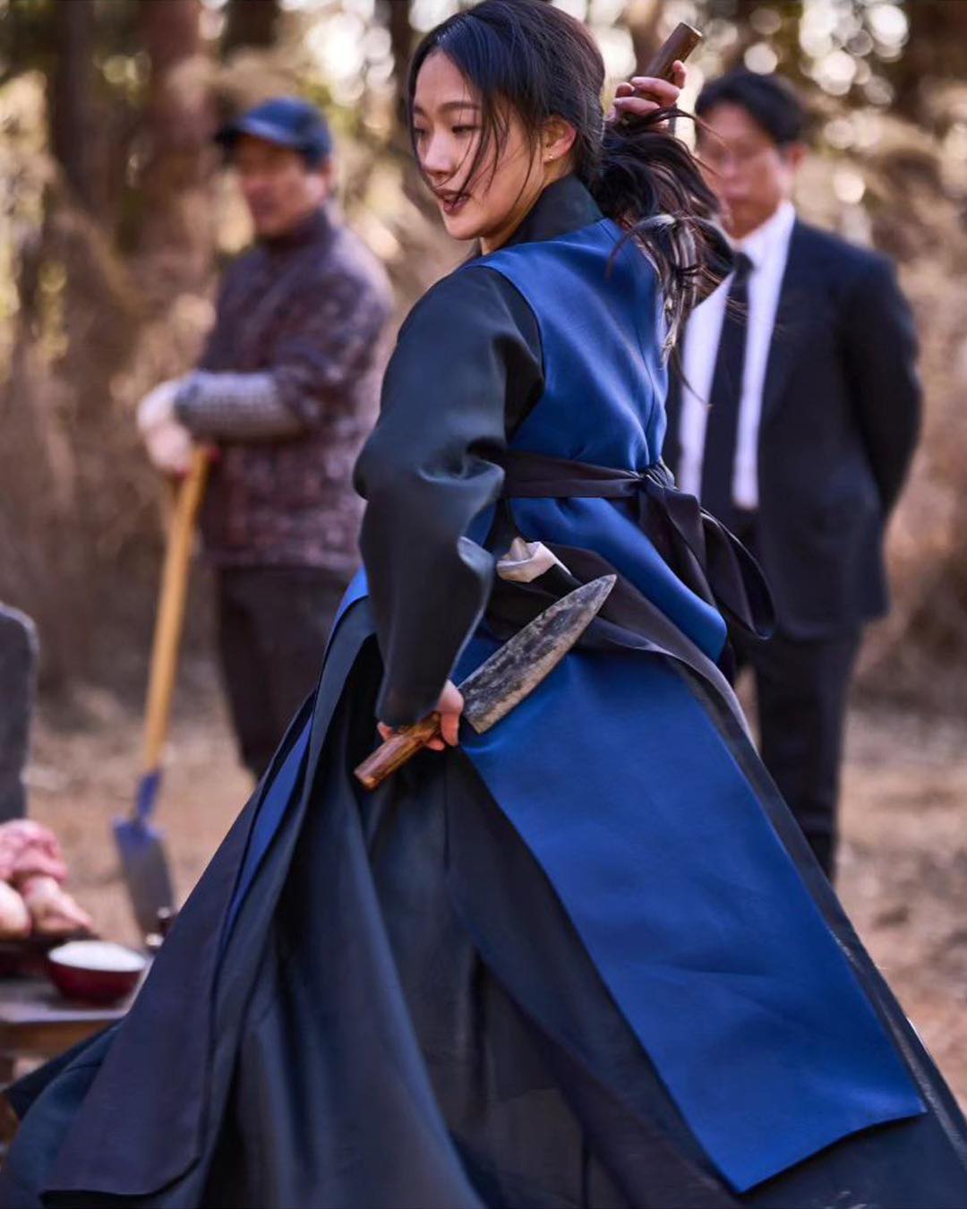 영화 파묘 이번주 목요일 개봉🪦
검은 사제들 감독의 세 번째 오컬트 영화🏚️ 같이 @보러 가자🍿

영화 '파묘'가 오는 22일부터 전국 극장에 개봉됩니다. 최민식, 김고은, 이도현, 유해진 등이 출연하는 '파묘'는 거액의 돈을 받고 수상한 묘를 이장한 풍수사와 장의사, 무속인들에게 벌어지는 기이한 사건을 담은 내용의 오컬트 미스터리 영화인데요. 개봉을 4일 앞둔 오늘, 36.7%의 기록으로 전체 예매율 1위를 달성하며 흥행세에 대한 기대가 모아지고 있습니다.

한편, '파묘'는 지난 16일 제74회 베를린 국제영화제의 포럼에서 관객들의 박수갈채를 받으며 상영을 성공적으로 마쳤습니다. 🎬 이미지2