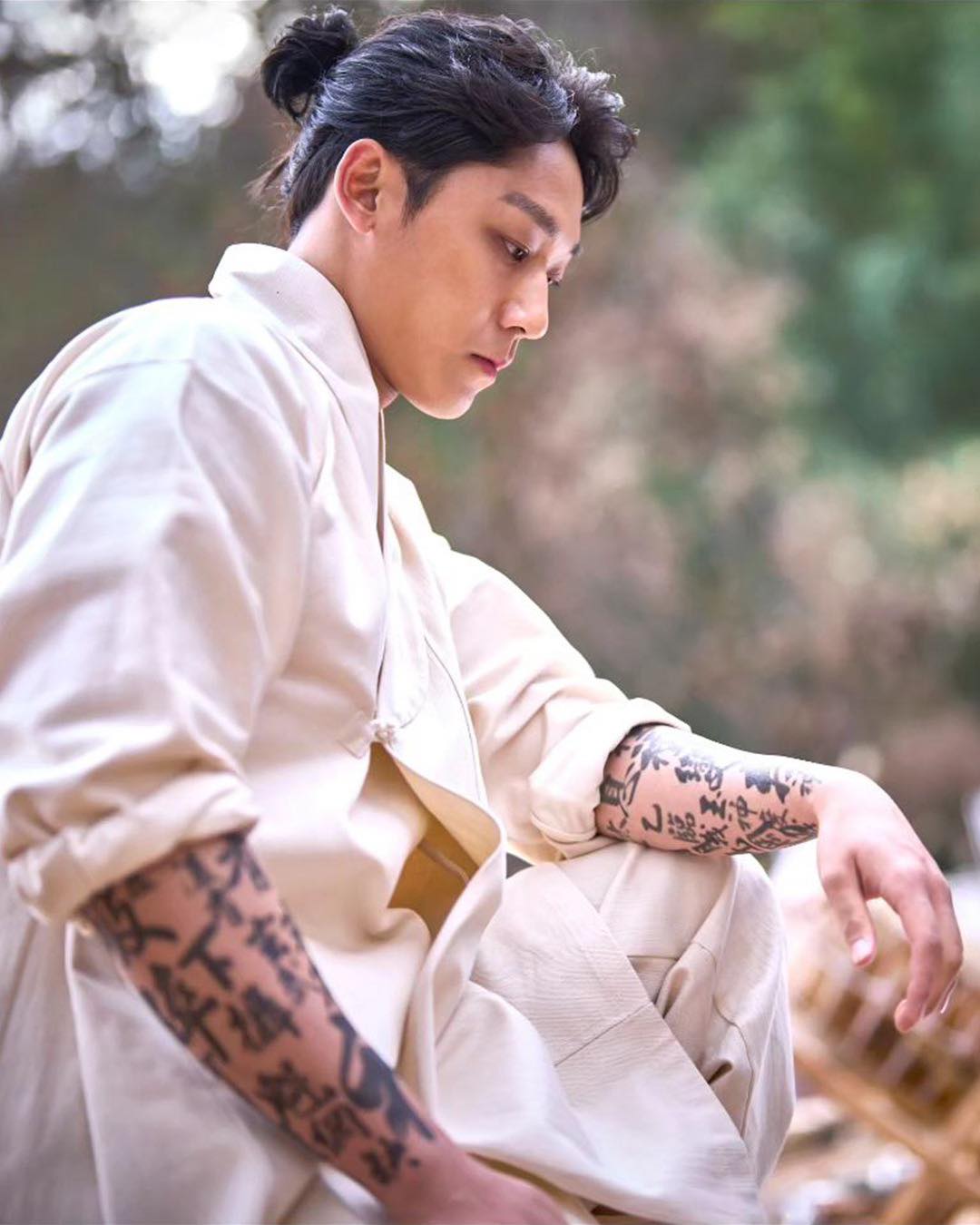 영화 파묘 이번주 목요일 개봉🪦
검은 사제들 감독의 세 번째 오컬트 영화🏚️ 같이 @보러 가자🍿

영화 '파묘'가 오는 22일부터 전국 극장에 개봉됩니다. 최민식, 김고은, 이도현, 유해진 등이 출연하는 '파묘'는 거액의 돈을 받고 수상한 묘를 이장한 풍수사와 장의사, 무속인들에게 벌어지는 기이한 사건을 담은 내용의 오컬트 미스터리 영화인데요. 개봉을 4일 앞둔 오늘, 36.7%의 기록으로 전체 예매율 1위를 달성하며 흥행세에 대한 기대가 모아지고 있습니다.

한편, '파묘'는 지난 16일 제74회 베를린 국제영화제의 포럼에서 관객들의 박수갈채를 받으며 상영을 성공적으로 마쳤습니다. 🎬 이미지5