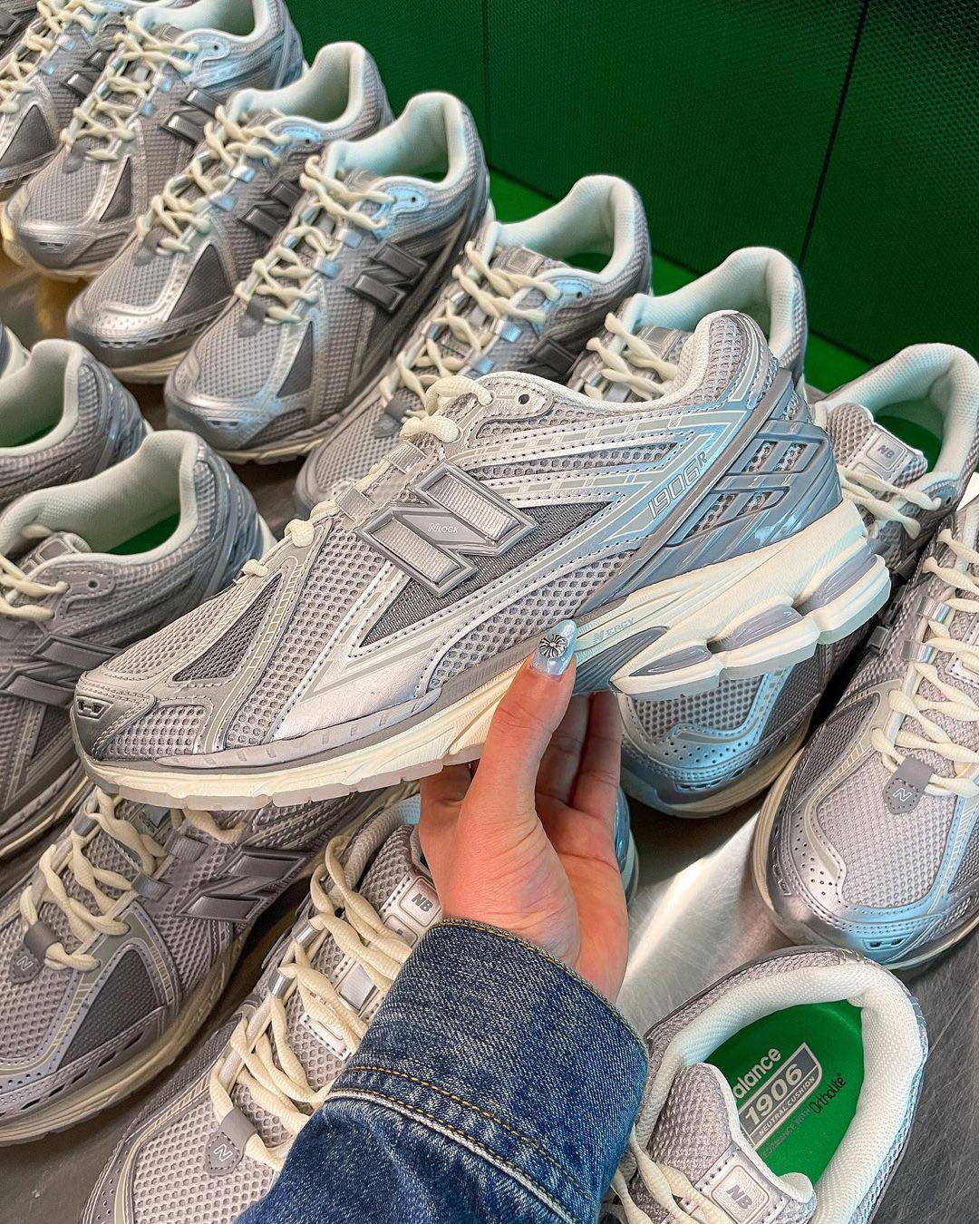 실버 운동화 이 중에 @골라봐👟 이미지"
