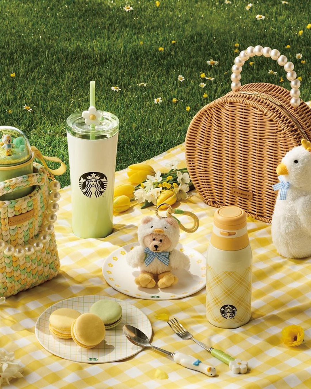 봄 기운 가득 @스타벅스 MD🌼🌿

아침 햇살처럼 따스한 봄의 기운을 담은 스타벅스 2024년 봄 MD가 지난 15일 출시되었습니다. 봄 나들이를 나온 오리 가족의 모습을 파스텔톤으로 재미있게 표현한 이번 MD는 텀블러, 키링, 보틀백, 머그세트, 콜드 컵 등 다양한 아이템을 선보입니다.🐥 이미지
