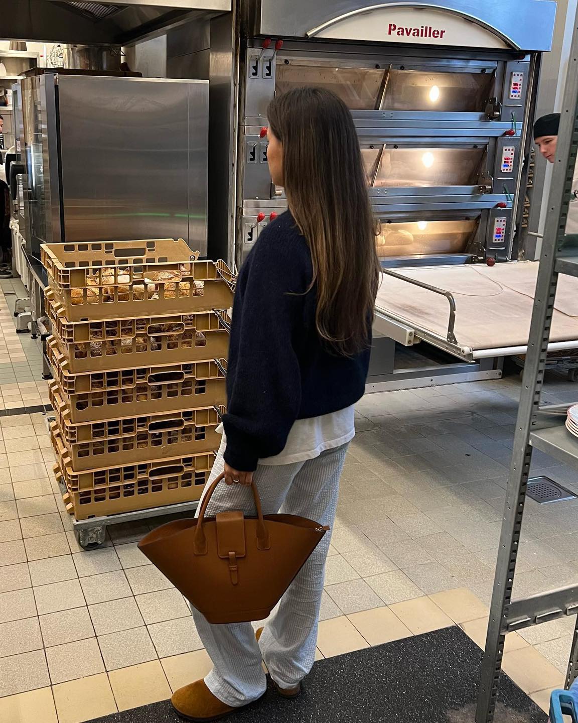 핫한 프렌치시크백🇫🇷파리64
고급지고 흔치 않은 부채꼴 실루엣🪭뤼미에르 백👜 @파리감성 이미지10