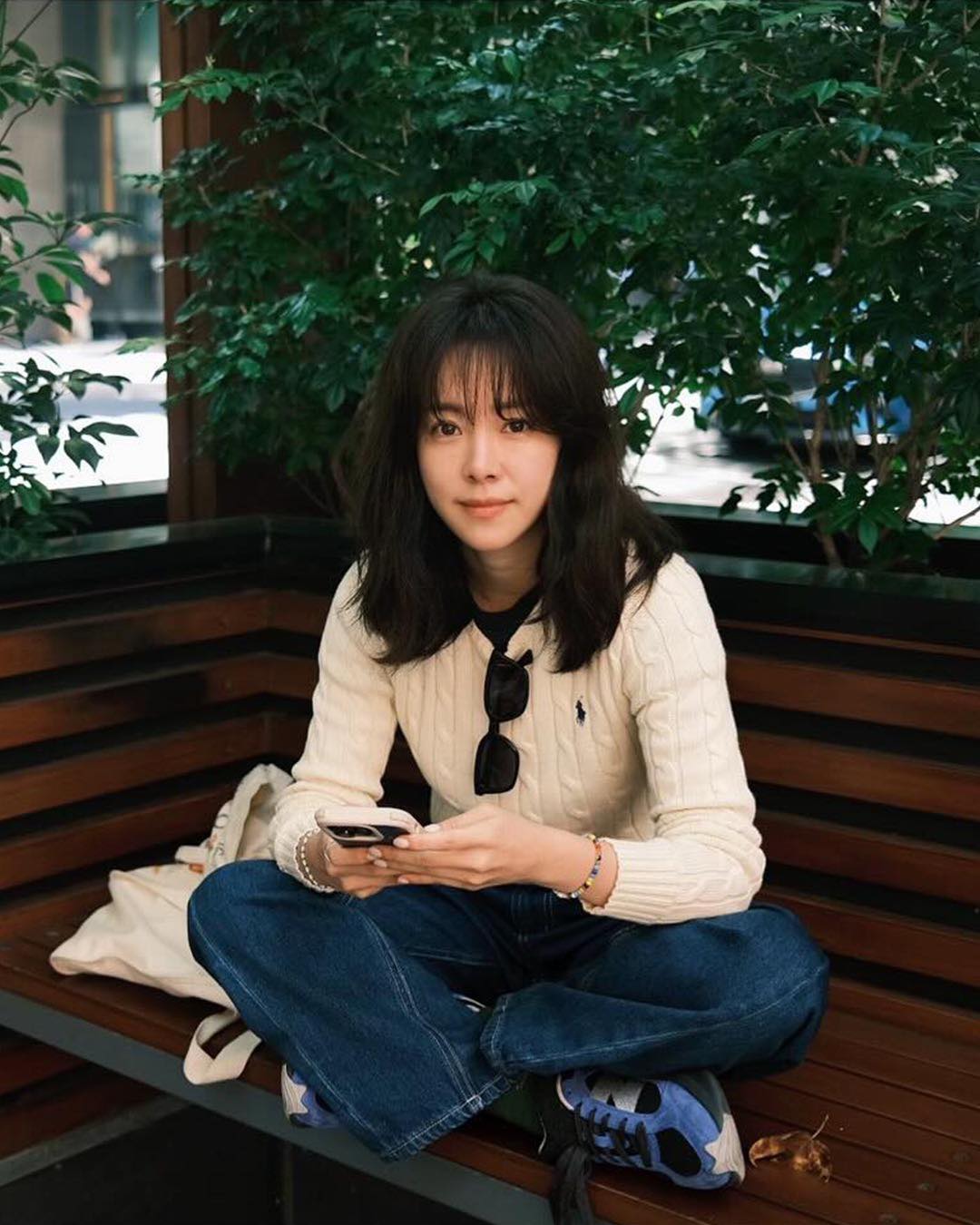 언니들 운동화 컬러 픽👟💙 블루
셀럽들의 블루 스니커즈 4가지🌀 올해는 블루로 발끝 포인트✔️

1. 한지민 - 뉴발란스 WRPD 러너 그린 마린 블루, 23만 5천 원.

2. 기은세 - 아디다스 가젤 인도어 블루 퓨전 클라우드 화이트, 16만 9천 원.

3. 김나영 - 푸마 팔레르모 코발트 글레이즈 화이트, 11만 9천 원.

4. 김보라 - 아디다스 가젤 인도어 브라이트 블루 코어 블랙, 16만 9천 원. 이미지