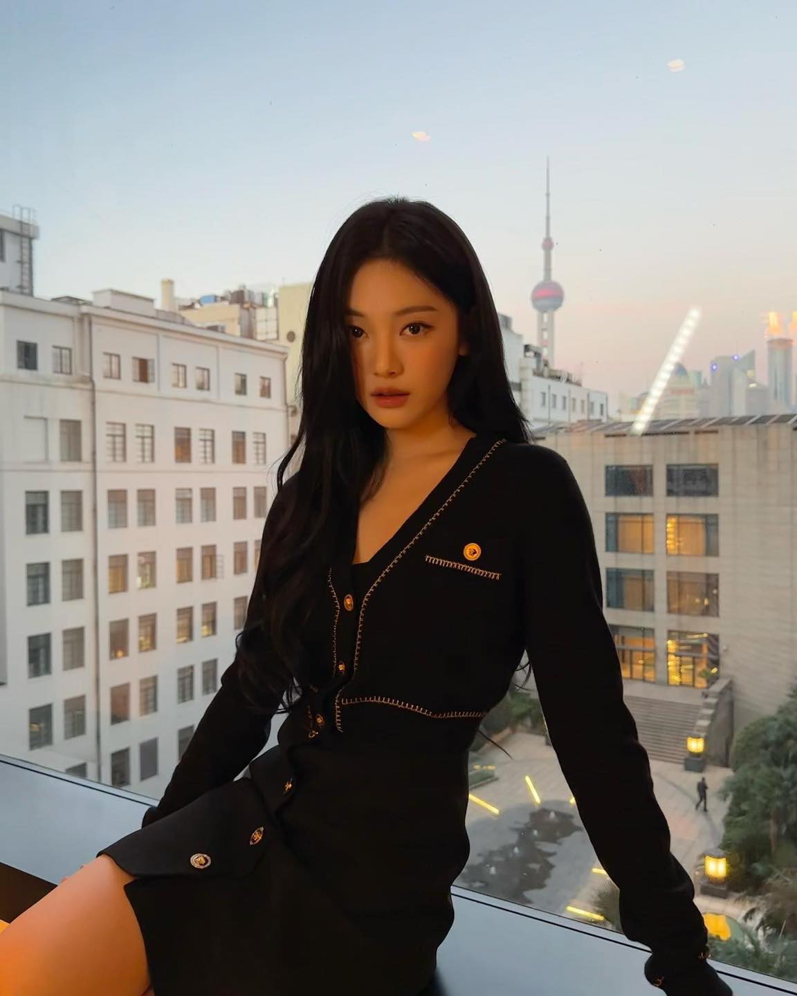 고급진 베르사체 공주 @닝닝🖤
도나텔라 베르사체가 완벽하다고 극찬한 그녀✨ 독보적 세련미 이미지6