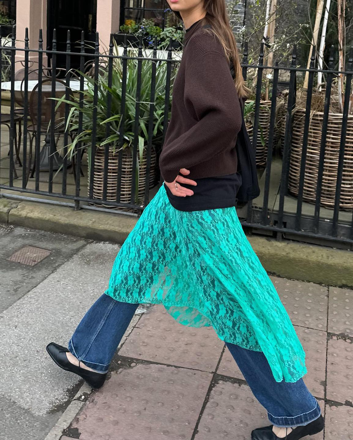 떠오르는 유행 코디 조합💚💙
하늘하늘 레이스 스커트에 데님 매치해 힙하고 트렌디하게👖💯 이미지