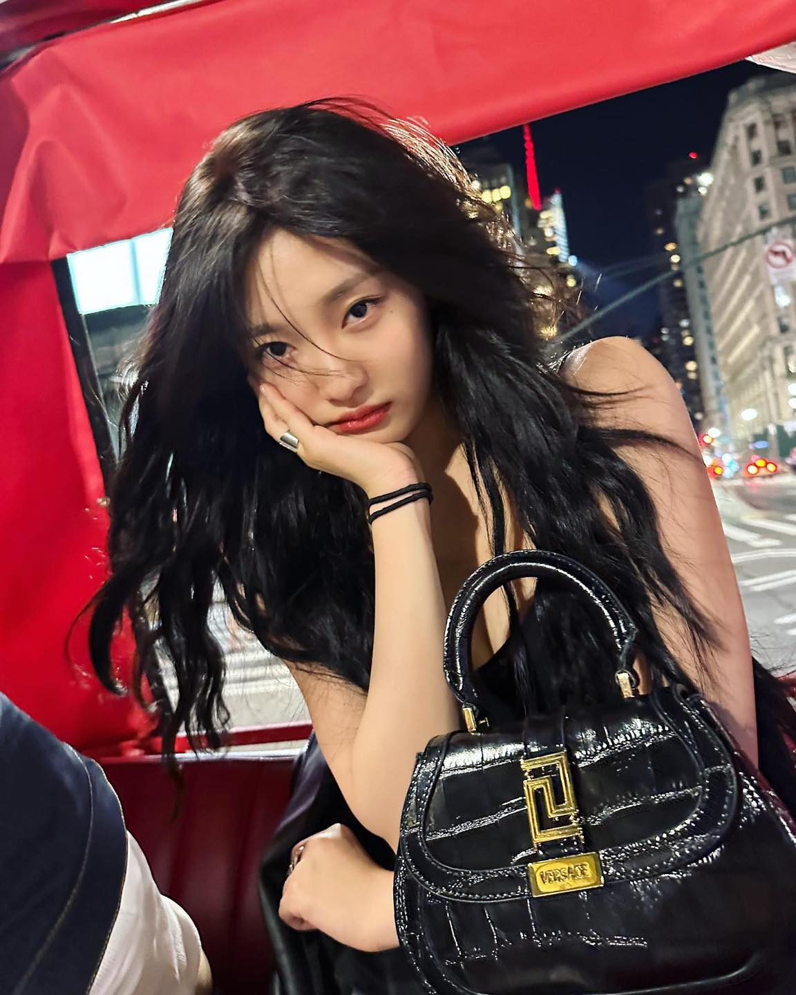 고급진 베르사체 공주 @닝닝🖤
도나텔라 베르사체가 완벽하다고 극찬한 그녀✨ 독보적 세련미 이미지9