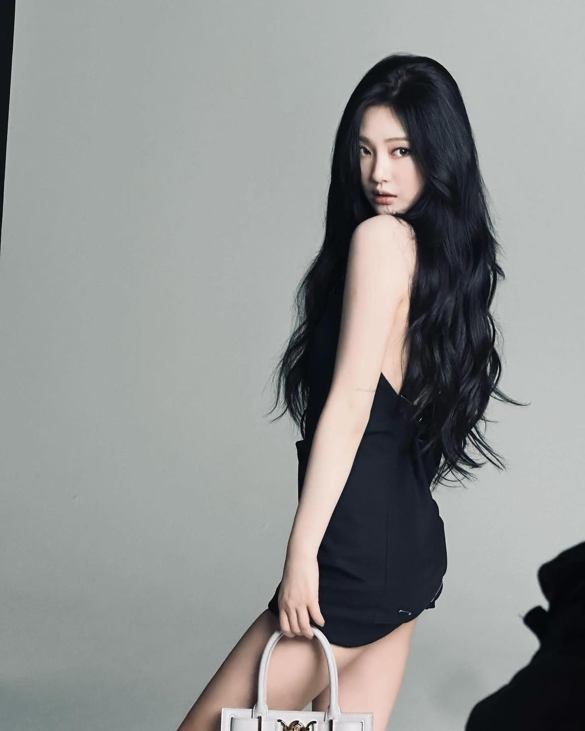 고급진 베르사체 공주 @닝닝🖤
도나텔라 베르사체가 완벽하다고 극찬한 그녀✨ 독보적 세련미 이미지5
