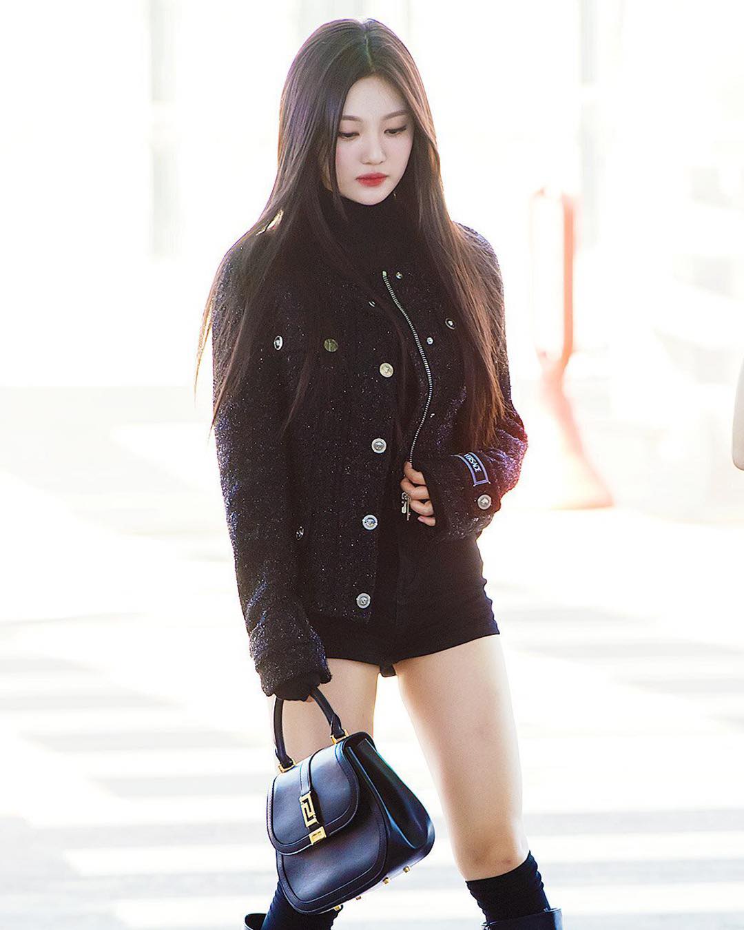 고급진 베르사체 공주 @닝닝🖤
도나텔라 베르사체가 완벽하다고 극찬한 그녀✨ 독보적 세련미 이미지4