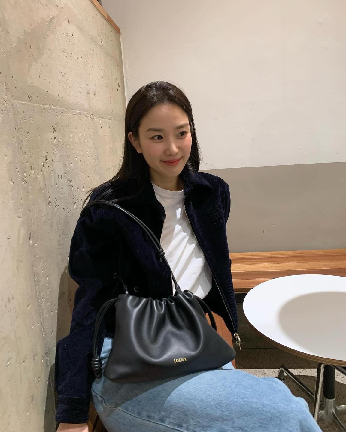 로에베 신상백💃🏻🖤플라멩코 펄스
데일리로 딱인 편하고 이쁜 숄더백 @어때 🏷️가격은 460만 원 이미지
