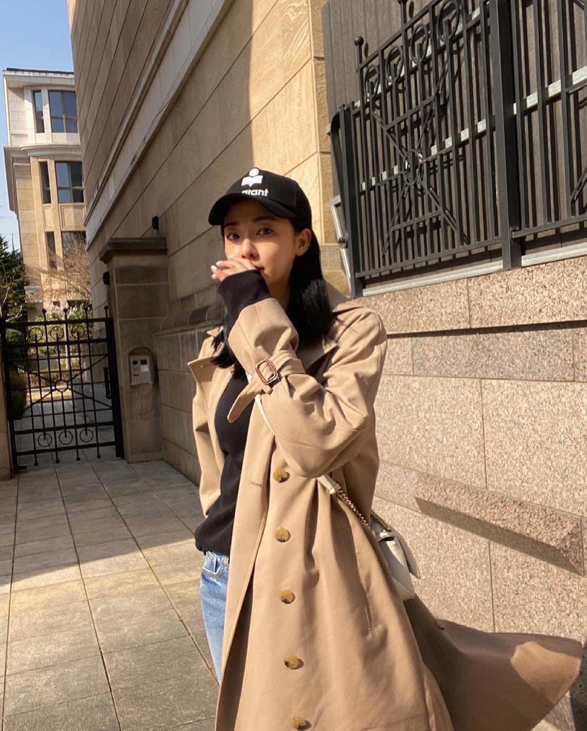몇 년이 흘러도 클래식한 이주연의 트렌치코트🧥🔍 봄에 입고 싶은 @토템 시그니처 트렌치

2021년 이주연의 인스타그램에 업로드된 토템 시그니처 트렌치는, 3년이 지난 지금도 여전히 클래식한 매력으로 많은 사랑을 받고 있습니다. 토템 시그니처 트렌치는 여유로운 오버사이즈 실루엣과 더블브레스트 스타일로 세련된 디자인인데요. 내구성과 발수성을 지닌 코튼 혼방 소재로 편안한 착용하기 좋은 아이템입니다.

토템 공홈에서 해외 직구로 구매가 가능하며, 가격은 128만 원입니다.✔️ 이미지