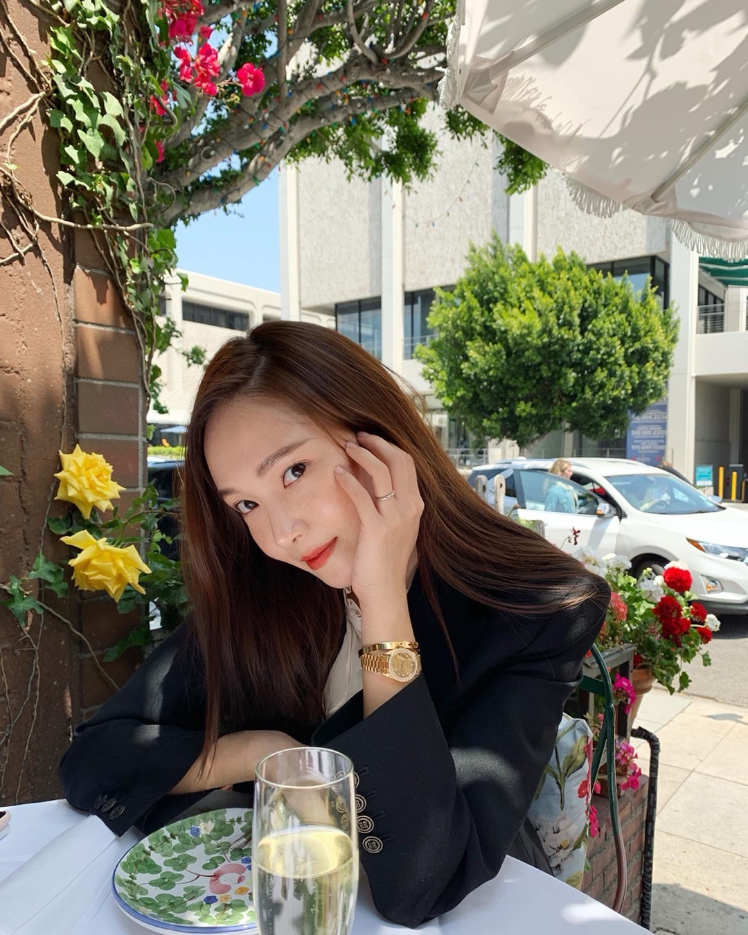 제시카의 데일리 워치 4가지⌚️​💛
클래식한 골드 포인트부터 미니멀한 블랙 다이얼까지🖤 영롱해​
​
1. 롤렉스, 레이디 데이트저스트 28mm 옐로우 골드와 다이아몬드, 5,115만 원.
​
2. 까르띠에, 발롱 블루 36mm 스틸, 950만 원.​

3. 바쉐론 콘스탄틴, 패트리모니 매뉴얼 와인딩 36mm 화이트 골드, 4,010만 원.​

4. 까르띠에, 탱크 머스트 small 블랙 래커 다이얼, 469만 원.​ 이미지