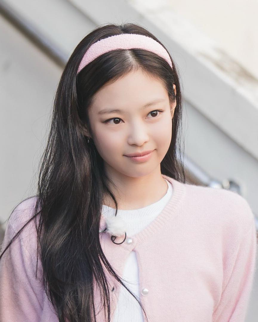 아파트 404 오늘 첫 방송🏢🔍

tvN 신규 예능 프로그램인 '아파트 404'가 오늘 첫 방송됩니다. 방송 전부터 유재석, 제니, 이정하, 차태현, 오나라, 양세찬의 출연 소식으로 많은 화제를 모았는데요. 6명의 출연진이 아파트 배경으로 기상천외한 일들의 실체를 추적하는 시공간 초월 실화 추리극 내용을 담았다고 합니다. 

신선한 멤버 조합과 독특한 컨셉의 추리극으로 기대를 모으고 있는 '아파트 404'는 오늘 오후 8시 40분 tvN 채널에서 만나볼 수 있습니다. 📺 이미지