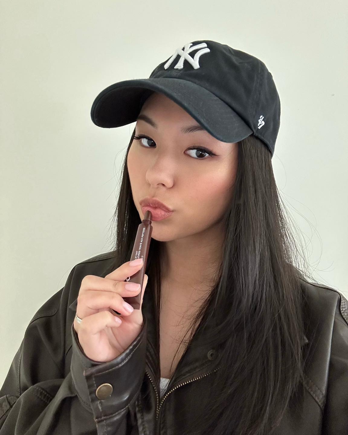 요즘 핫한 로드 틴트 발색💄
펩타이드 립 틴트, 이 중 나랑 제일 잘 어울리는 컬러는 @몇번?💋
1. 리본 - 새틴 발레 슬리퍼처럼 보이는 쉬어 핑크 색으로 완벽하게 윤기나고 촉촉한 입술 연출
2. 라즈베리 젤리 - 육즙이 많은 베리를 으깬듯한 색으로 눈에 띄게 통통하고 촉촉한 입술 연출
3. 토스트 - 뜨거운 프렌치 토스트 조각같은 장미 회갈색으로 벨벳처럼 부드럽고 촉촉한 입술 연출
4. 에스프레소 - 에스프레소의 씁쓸한 샷처럼 보이는 풍부한 갈색으로 풍성하고 영양이 풍부한 입술 연출 이미지8