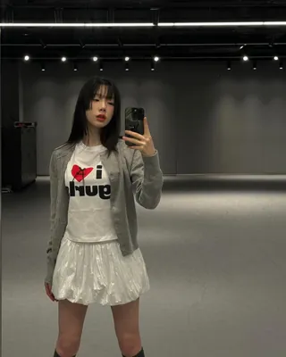 올봄 스커트 트렌드🤍화이트 미니
볼륨감 있는 벌룬 스커트나 프릴 스커트로 러블리한 봄코디☁️ 이미지