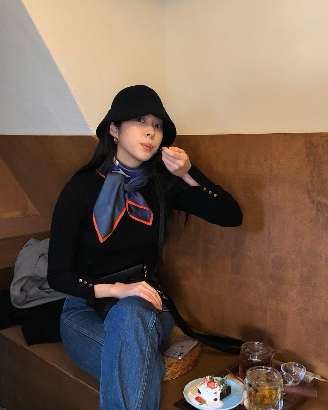 이제 곧 스카프 꺼내야 할 때💙
목에 가볍게 둘러서 포인트✔️ 이쁜 패턴 스카프 찾아볼까?🔍 이미지
