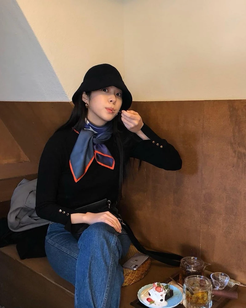 이제 곧 스카프 꺼내야 할 때💙
목에 가볍게 둘러서 포인트✔️ 이쁜 패턴 스카프 찾아볼까?🔍 이미지1