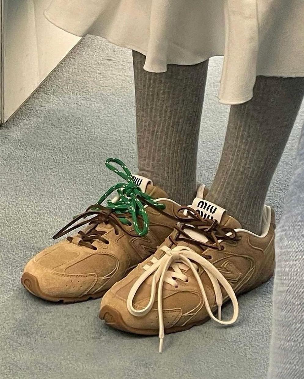 뮤발란스 스니커즈 등장👟🤎

지난해 10월에 열린 파리 패션쇼에서 공개된 이후 많은 사람들의 궁금증을 일으켰던 미우미우 X 뉴발란스 530이 드디어 발매되었습니다. 기존의 아이코닉 한 뉴발란스 530 러닝화를 기반으로 클래식하고 미니멀한 미우미우의 색이 더해졌는데요. 색상은 화이트, 에크루, 시나몬 세 가지입니다.

온라인 스토어에는 이미 발매되었고, 오는 27일부터는 미우미우 오프라인 스토어에서도 만나보실 수 있습니다.🛒 이미지