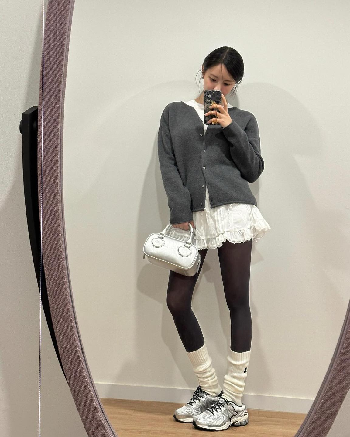 올봄 스커트 트렌드🤍화이트 미니
볼륨감 있는 벌룬 스커트나 프릴 스커트로 러블리한 봄코디☁️ 이미지