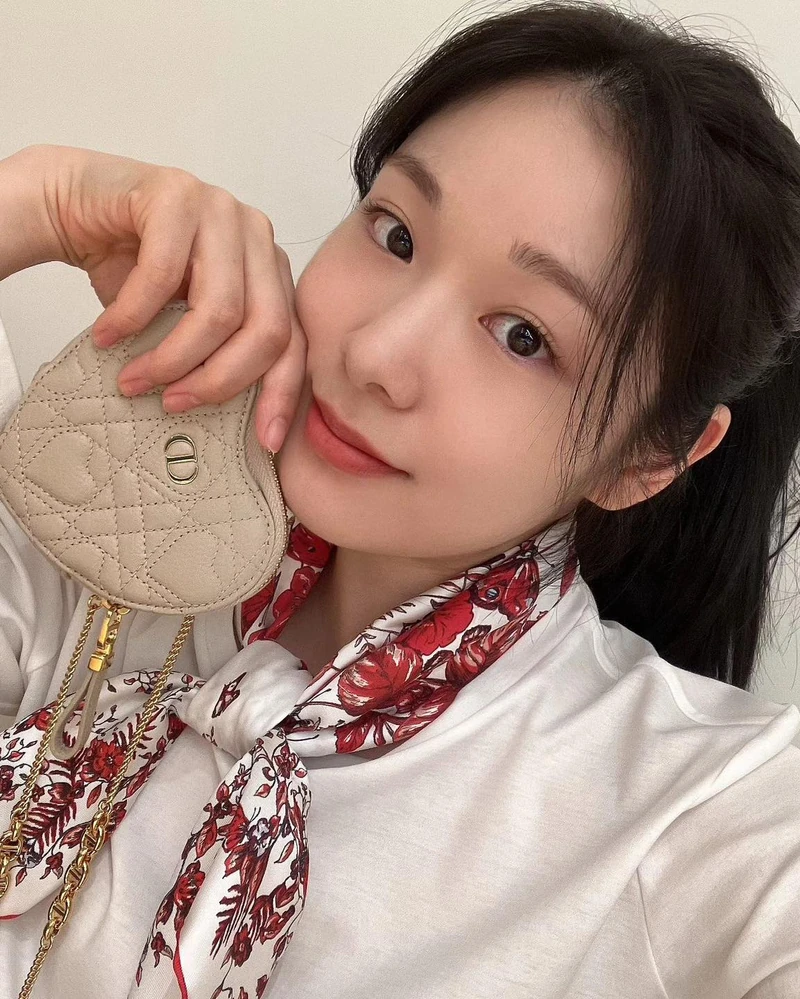 이제 곧 스카프 꺼내야 할 때💙
목에 가볍게 둘러서 포인트✔️ 이쁜 패턴 스카프 찾아볼까?🔍 이미지2
