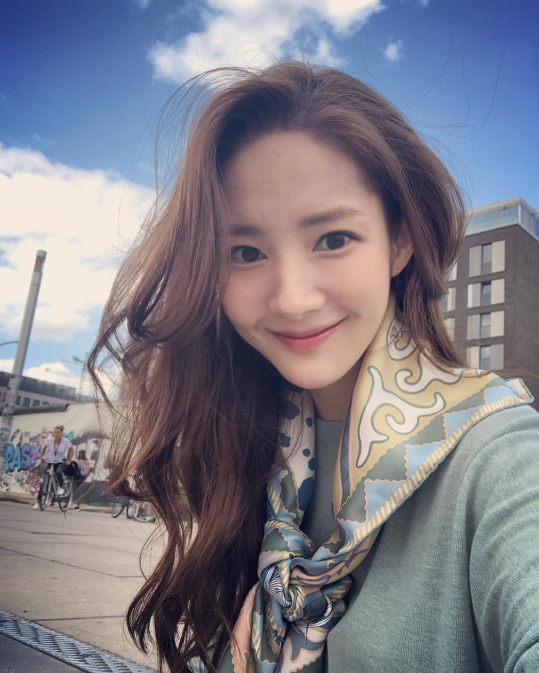 이제 곧 스카프 꺼내야 할 때💙
목에 가볍게 둘러서 포인트✔️ 이쁜 패턴 스카프 찾아볼까?🔍 이미지