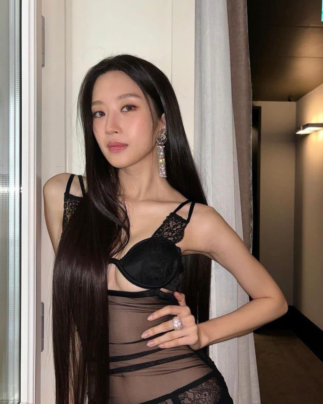 문가영의 파격적인 돌가 의상💫 이미지