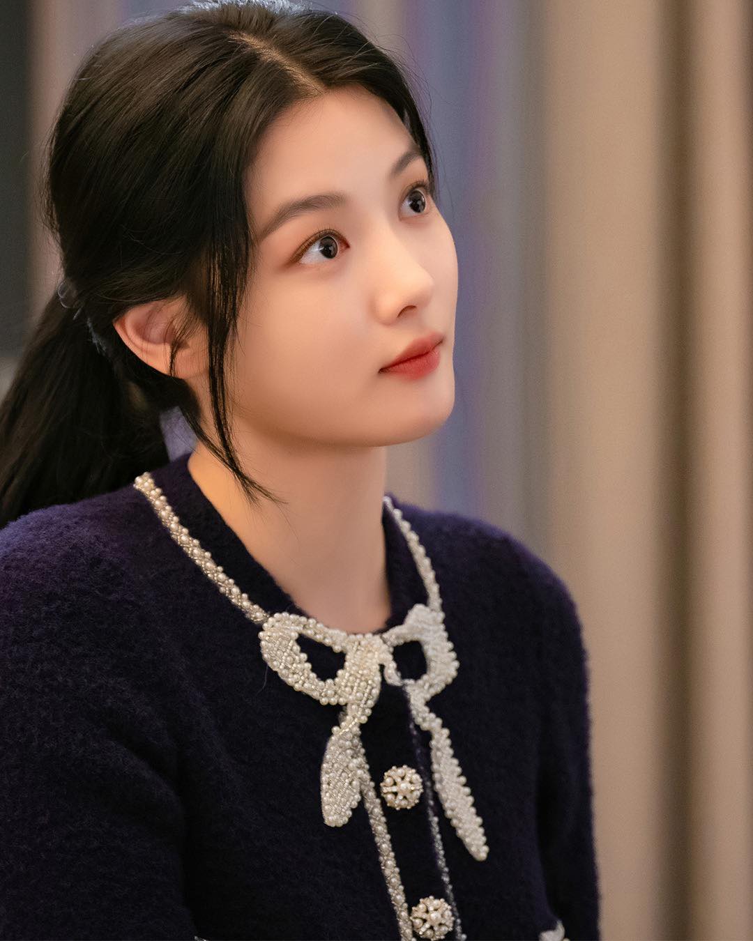 봄에 데이트룩으로 좋은 가디건🌱
셀프 포트레이트🖤 자켓처럼 보이는 가디건으로 단정하게💫 이미지