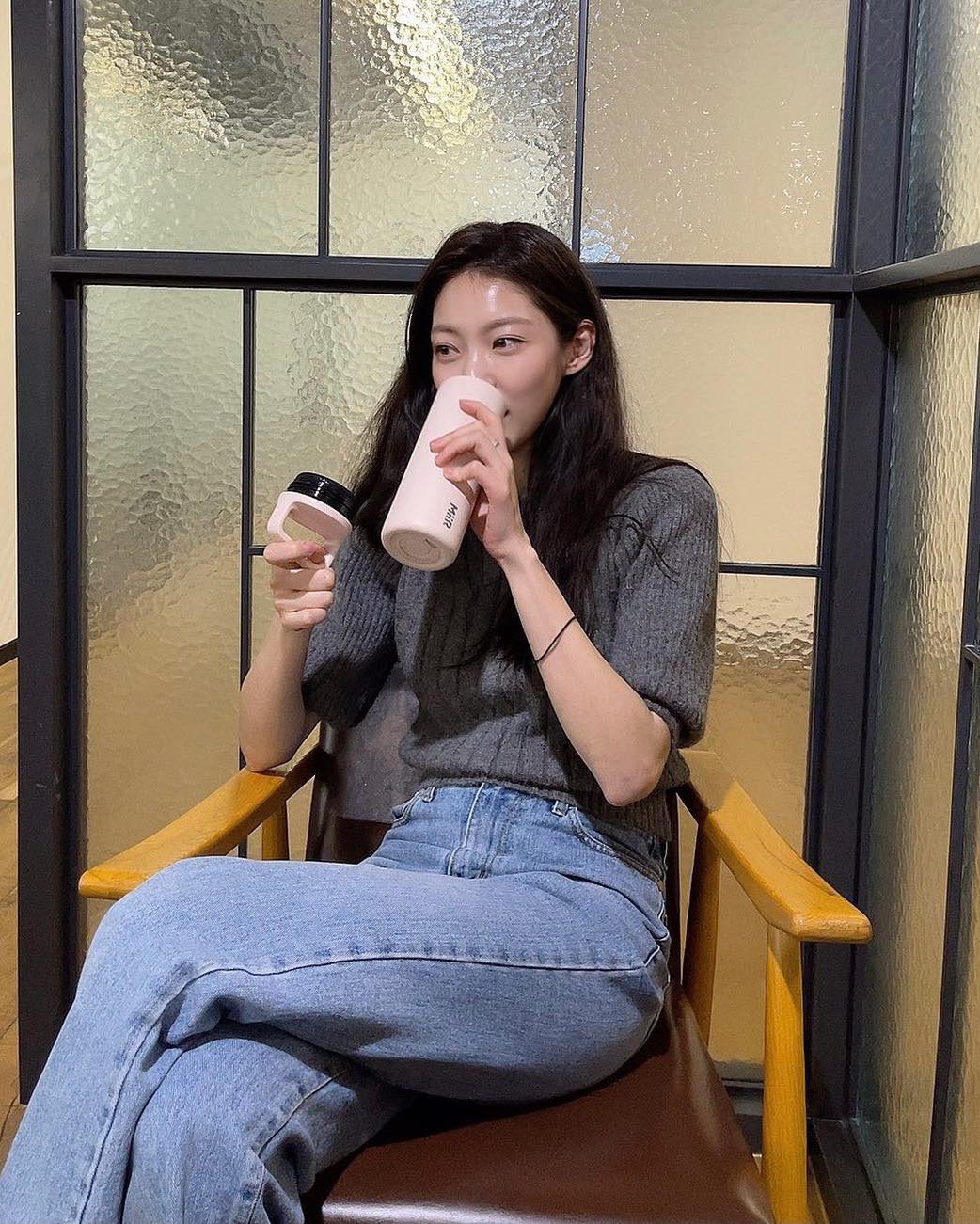 봄 출근룩으로 반팔니트 준비🤍
3월엔 아우터에 반팔니트 코디로 단정하게☑️ 몇 번이@이뻐?🌱 이미지