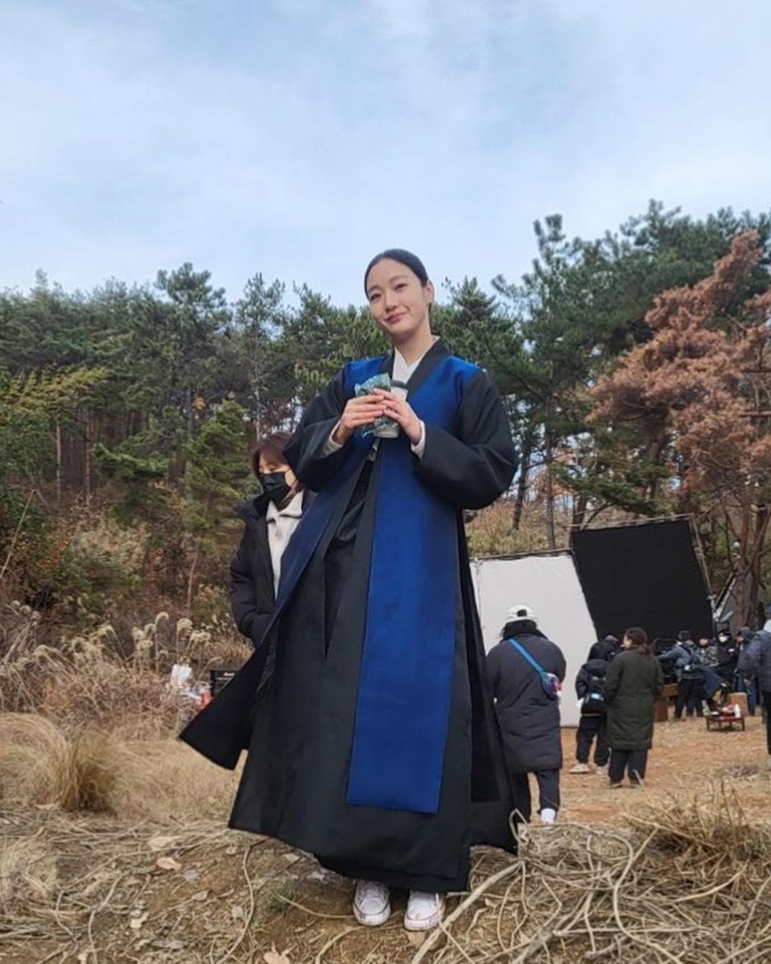 파묘 속 김고은 착장 파헤치기🪦🛍️

개봉 5일만에 260만 관객 수를 돌파하며 연일 화제를 끄는 영화 <파묘>. 이 영화는 한국에서 흔치 않은 오컬트 장르를 다룬다는 점과 최민식, 유해진을 비롯한 주연배우들의 연기가 뛰어나다는 점 등 다양한 이유로 인기를 끌고 있지만, 무속인이라는 직업에 대한 대중의 인식과는 전혀 다른 이도현과 김고은의 착장 또한 큰 이슈가 되었죠. 미니멀하면서도 고급진 파묘 속 김고은의 착장을 소개합니다✅

1-4. 르메르 피티드 트렌치
가장 화제가 되었던 르메르의 트렌치 코트입니다. 미니멀한 핏과 함께 포인트가 되는 버건디 색상으로 캐주얼하면서도 세속적인 이화림의 성격을 잘 드러내주죠.

5-7. 르메르 드라이 실크블렌드 셔츠, 트위스티드 벨티드 팬츠
이화림은 아우터 외에도 셔츠와 팬츠 모두 르메르의 제품을 입었습니다. 실크블렌드 재질의 흐드러지는 핏과 늘어진 벨트로 미니멀한 실루엣을 잘 드러냈죠.

8-10. 컨버스 척70 빈티지 캔버스 화이트
하얀색 컨버스 로우를 신고 굿을 하는 모습 또한 크나큰 화제가 되었는데요. 김고은은 단순 역동적인 동작을 위한 착장이었다고 밝혔지만, 신세대스러운 무속인의 모습이 잘 드러나는 빈티지한 컬러의 로우가 인상적인 장면이었습니다. 이미지