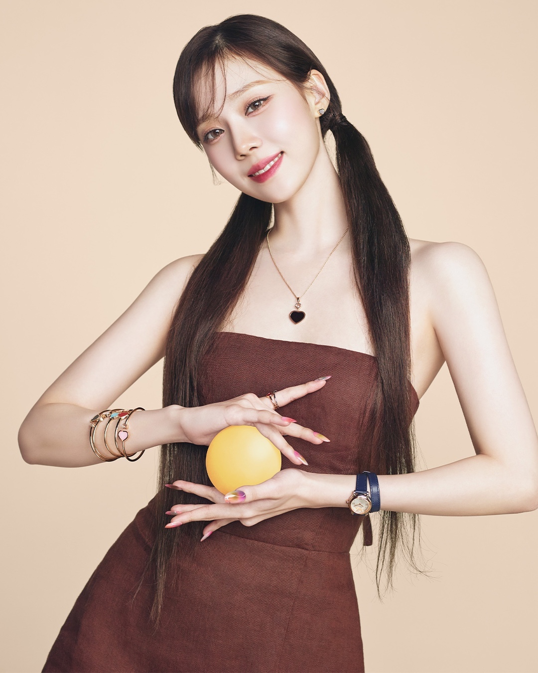 에스파 X 쇼파드🧡빛나는 비주얼​
해피 컬렉션 워치&주얼리🤍화이트데이 선물@이거다💎#광고​
​
주얼리 브랜드 쇼파드가 글로벌 앰버서더 에스파와 함께 해피 컬렉션을 새롭게 공개했습니다. 쇼파드는 이번 캠페인에서 하트를 모티브로 한 ‘해피 하트’와 ‘마이 해피 하츠’ 컬렉션, 메종의 아이코닉한 모델인 ‘해피 스포츠’ 워치를 에스파만의 러블리한 방식으로 재해석했는데요. 캠페인 속 에스파는 해피 컬렉션 워치와 주얼리를 각자의 스타일로 믹스 매치하여 사랑스러운 봄 스타일링을 완성하였습니다.​
​
이번 화이트데이에는 사랑과 행운이 담긴 쇼파드 주얼리 선물로 마음을 전해보는 건 어떨까요? 💝​ 이미지3