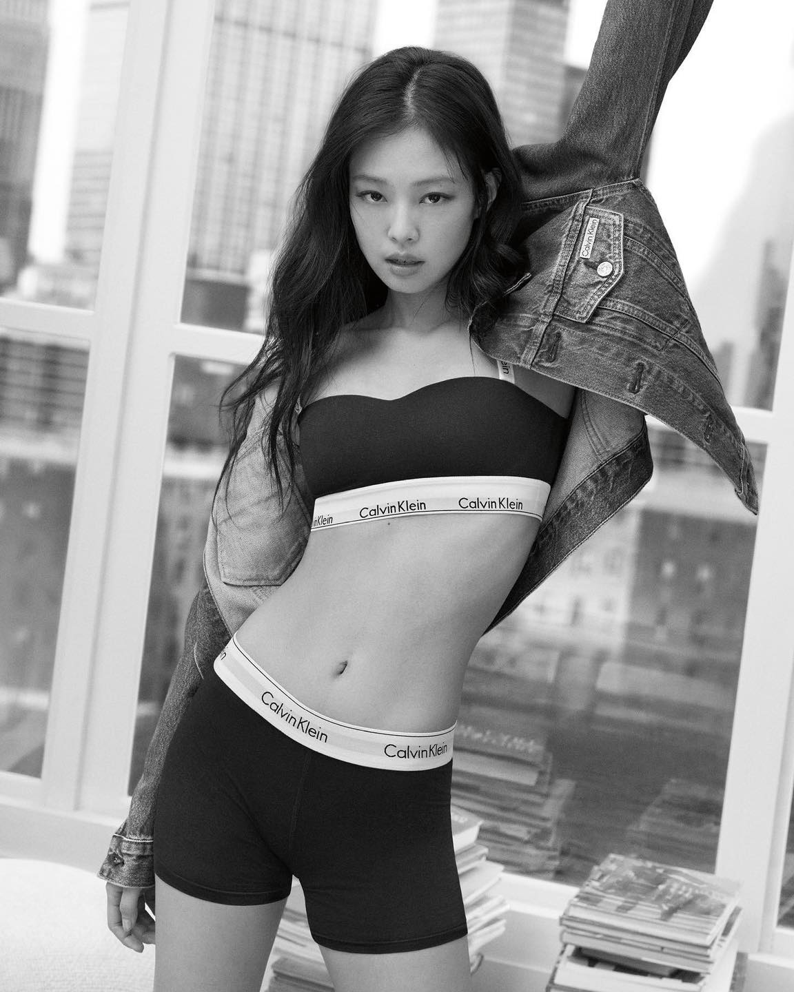 제니 X 캘빈클라인🖤 독보적 핏
캘빈클라인이 블랙핑크 제니와 함께한 2024년 봄 캠페인을 공개했습니다. 이번 캠페인에서 볼드한 로고 돋보이는 언더웨어 '인텐스파워'와 편안하면서도 심플한 '미니멀리스트', 그리고 캘빈클라인의 시그니처 데님인 '90s 스트레이트' 라인을 주요 아이템으로 선보였는데요. 화보 속 제니는 언더웨어와 진 아이템을 조합한 스타일링으로 독보적인 관능미를 드러냈습니다.
제니가 착용한 캘빈클라인 2024 봄 캠페인 아이템은 캘빈클라인 공식 온라인 몰 및 전국 캘빈클라인 매장에서 만나볼 수 있습니다. ✔️ 이미지2