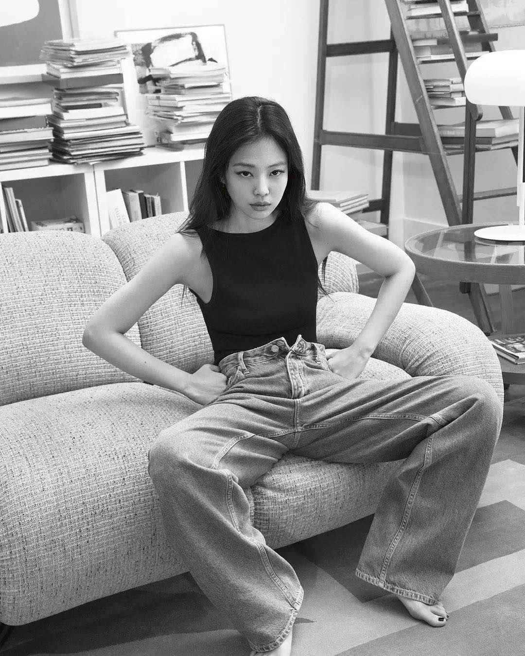 제니 X 캘빈클라인🖤 독보적 핏
캘빈클라인이 블랙핑크 제니와 함께한 2024년 봄 캠페인을 공개했습니다. 이번 캠페인에서 볼드한 로고 돋보이는 언더웨어 '인텐스파워'와 편안하면서도 심플한 '미니멀리스트', 그리고 캘빈클라인의 시그니처 데님인 '90s 스트레이트' 라인을 주요 아이템으로 선보였는데요. 화보 속 제니는 언더웨어와 진 아이템을 조합한 스타일링으로 독보적인 관능미를 드러냈습니다.
제니가 착용한 캘빈클라인 2024 봄 캠페인 아이템은 캘빈클라인 공식 온라인 몰 및 전국 캘빈클라인 매장에서 만나볼 수 있습니다. ✔️ 이미지10