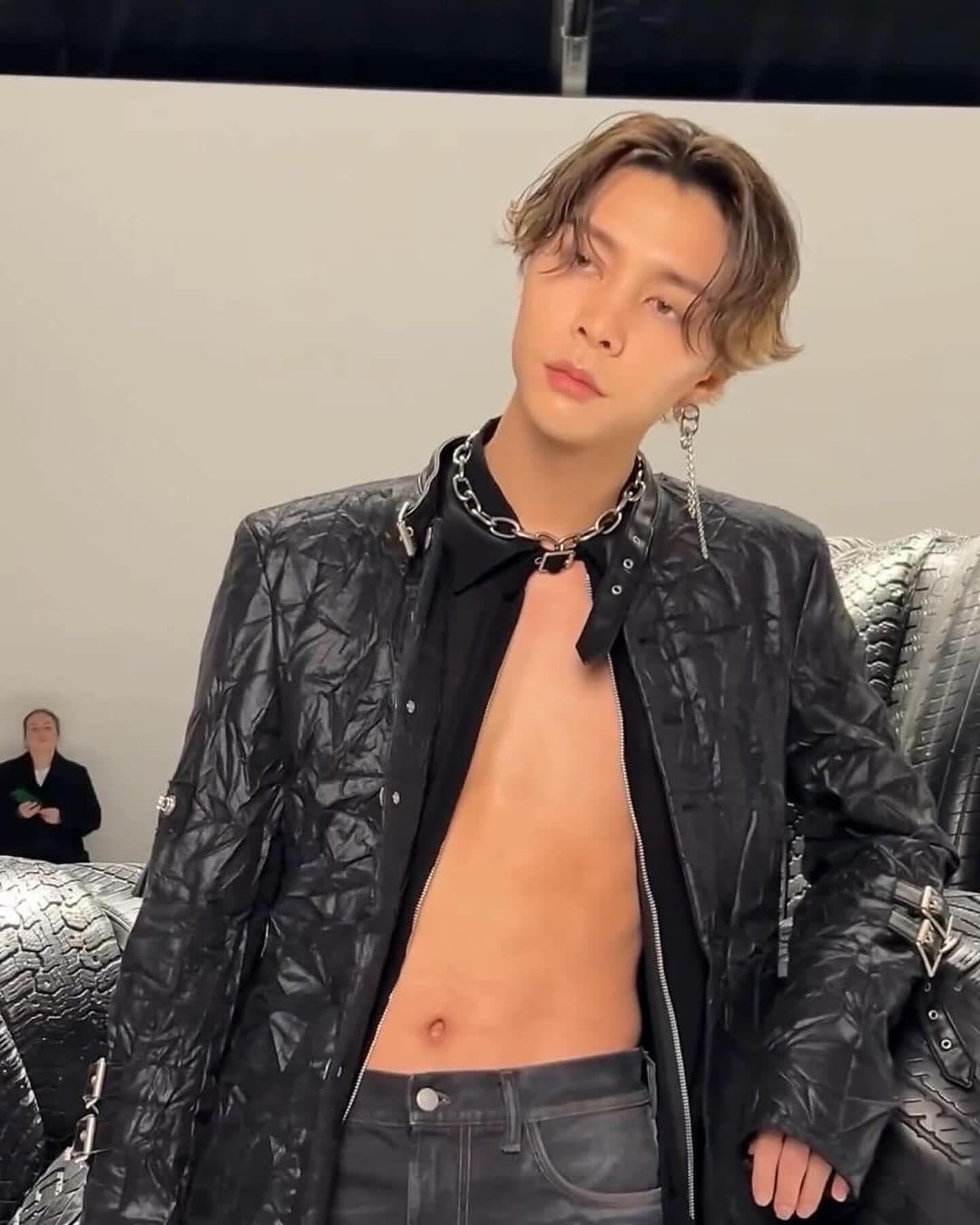 쟈니야 너무 뜨겁다❤️‍🔥@아크네 쇼
파리를 뜨겁게 달군 시카고 핫가이😼시즈니들 심장 불타는 중💚 이미지8