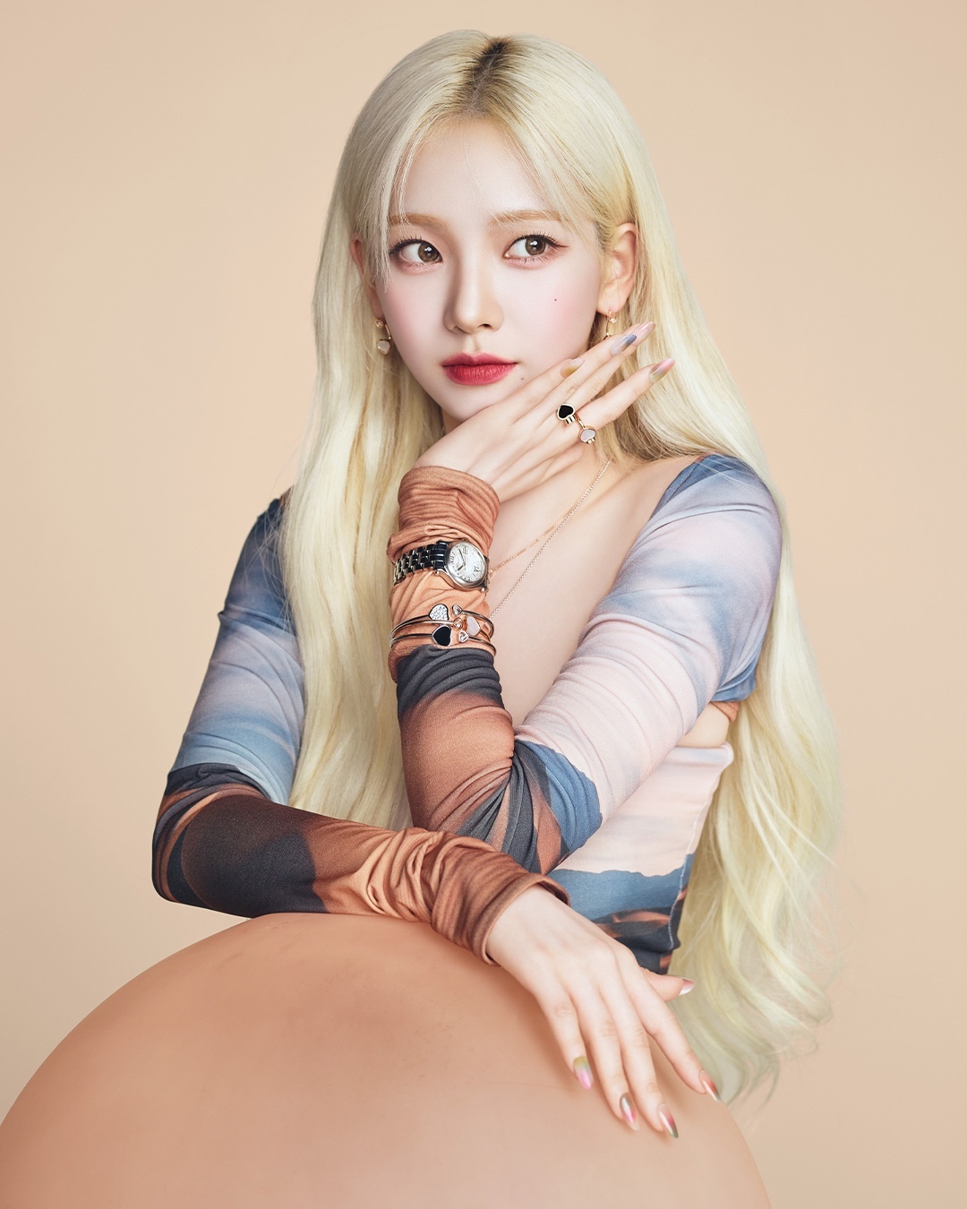 에스파 X 쇼파드🧡빛나는 비주얼​
해피 컬렉션 워치&주얼리🤍화이트데이 선물@이거다💎#광고​
​
주얼리 브랜드 쇼파드가 글로벌 앰버서더 에스파와 함께 해피 컬렉션을 새롭게 공개했습니다. 쇼파드는 이번 캠페인에서 하트를 모티브로 한 ‘해피 하트’와 ‘마이 해피 하츠’ 컬렉션, 메종의 아이코닉한 모델인 ‘해피 스포츠’ 워치를 에스파만의 러블리한 방식으로 재해석했는데요. 캠페인 속 에스파는 해피 컬렉션 워치와 주얼리를 각자의 스타일로 믹스 매치하여 사랑스러운 봄 스타일링을 완성하였습니다.​
​
이번 화이트데이에는 사랑과 행운이 담긴 쇼파드 주얼리 선물로 마음을 전해보는 건 어떨까요? 💝​ 이미지2