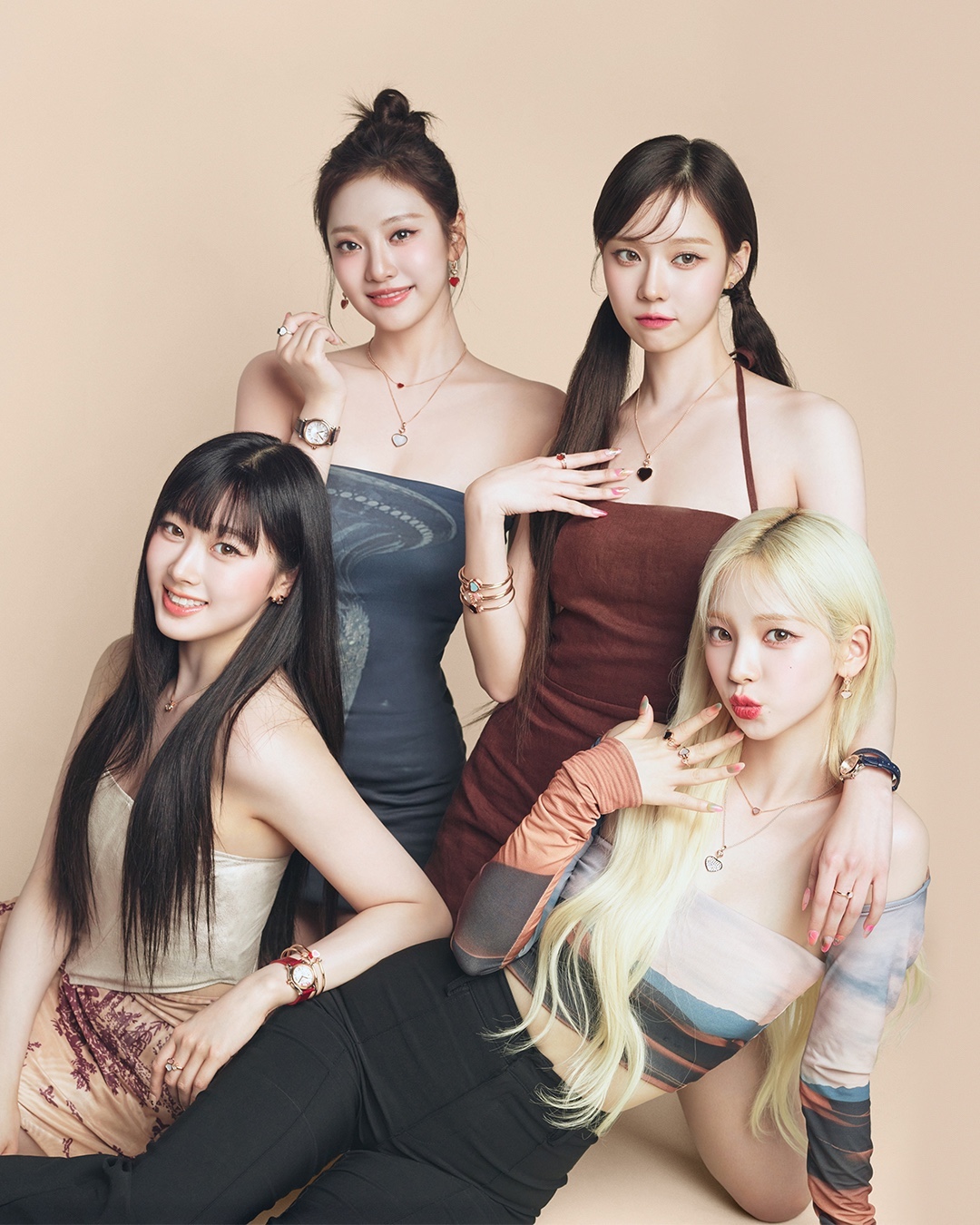 에스파 X 쇼파드🧡빛나는 비주얼​
해피 컬렉션 워치&주얼리🤍화이트데이 선물@이거다💎#광고​
​
주얼리 브랜드 쇼파드가 글로벌 앰버서더 에스파와 함께 해피 컬렉션을 새롭게 공개했습니다. 쇼파드는 이번 캠페인에서 하트를 모티브로 한 ‘해피 하트’와 ‘마이 해피 하츠’ 컬렉션, 메종의 아이코닉한 모델인 ‘해피 스포츠’ 워치를 에스파만의 러블리한 방식으로 재해석했는데요. 캠페인 속 에스파는 해피 컬렉션 워치와 주얼리를 각자의 스타일로 믹스 매치하여 사랑스러운 봄 스타일링을 완성하였습니다.​
​
이번 화이트데이에는 사랑과 행운이 담긴 쇼파드 주얼리 선물로 마음을 전해보는 건 어떨까요? 💝​ 이미지