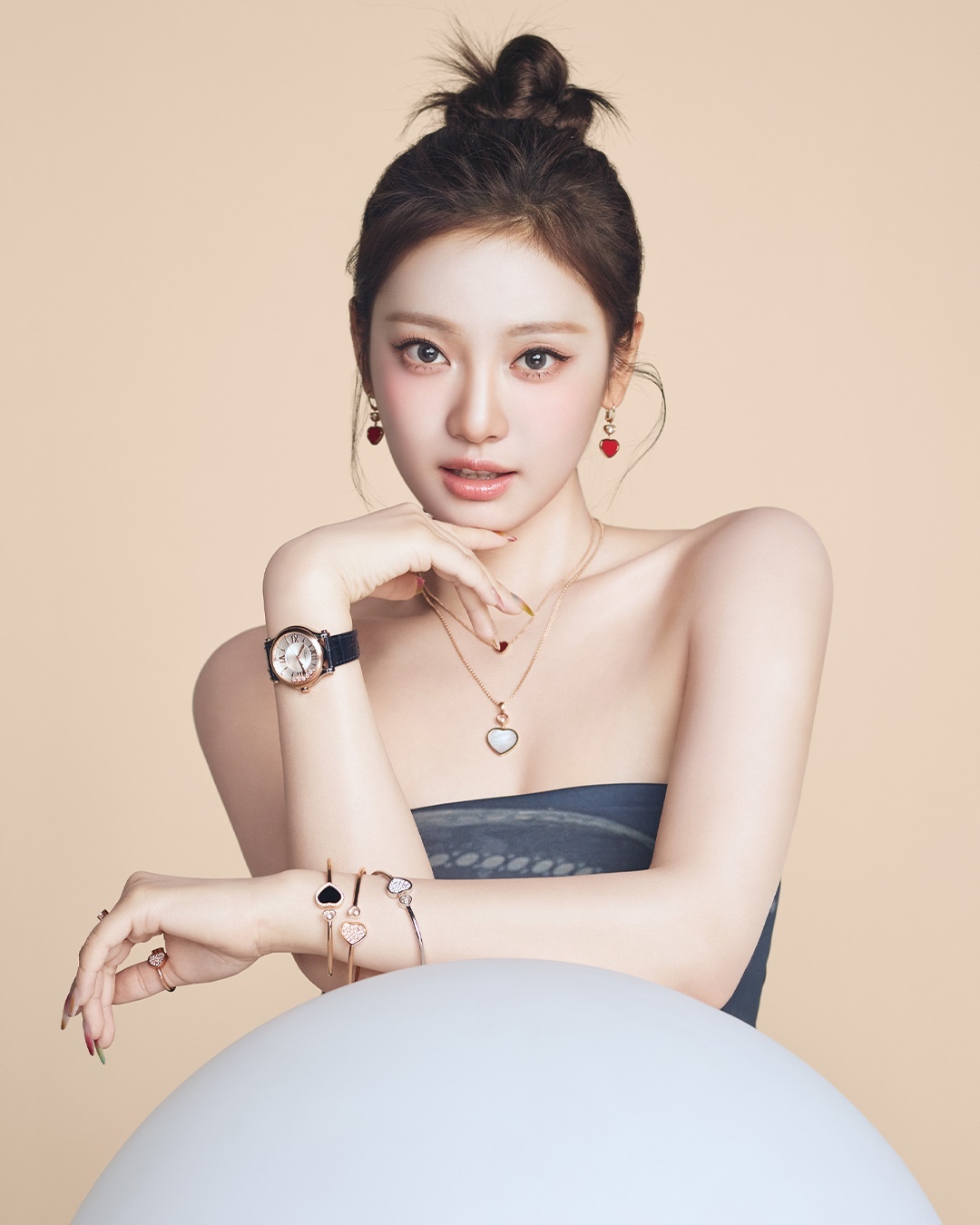 에스파 X 쇼파드🧡빛나는 비주얼​
해피 컬렉션 워치&주얼리🤍화이트데이 선물@이거다💎#광고​
​
주얼리 브랜드 쇼파드가 글로벌 앰버서더 에스파와 함께 해피 컬렉션을 새롭게 공개했습니다. 쇼파드는 이번 캠페인에서 하트를 모티브로 한 ‘해피 하트’와 ‘마이 해피 하츠’ 컬렉션, 메종의 아이코닉한 모델인 ‘해피 스포츠’ 워치를 에스파만의 러블리한 방식으로 재해석했는데요. 캠페인 속 에스파는 해피 컬렉션 워치와 주얼리를 각자의 스타일로 믹스 매치하여 사랑스러운 봄 스타일링을 완성하였습니다.​
​
이번 화이트데이에는 사랑과 행운이 담긴 쇼파드 주얼리 선물로 마음을 전해보는 건 어떨까요? 💝​ 이미지4