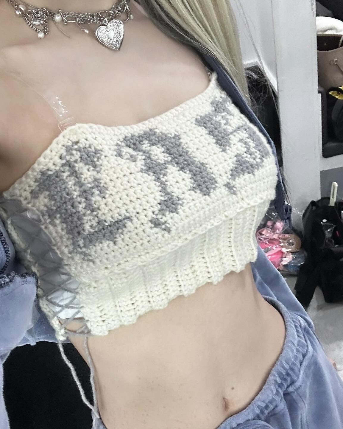 무대의상도 손수 뜨개질한 쿠라🌸

르세라핌 멤버인 사쿠라가 그녀의 뛰어난 뜨개질 솜씨를 공개했습니다. 지난 2월 24일, MBC 예능 '전지적 참견 시점' 르세라핌 편에서 직접 뜨개질로 제작한 다이어리 커버와 크롭티를 선보였는데요. 이 날 입고 나온 크롭티는 신곡 'EASY'의 무대의상으로도 입고 나오며 금손임을 인증했죠.

작년 말부터 시작했다는 뜨개질 취미. 사쿠라가 본인 인스타그램을 통해 업로드한 그녀의 뜨개질 작품들을 슬라이드를 넘겨 확인해 보세요. 🧶 이미지3